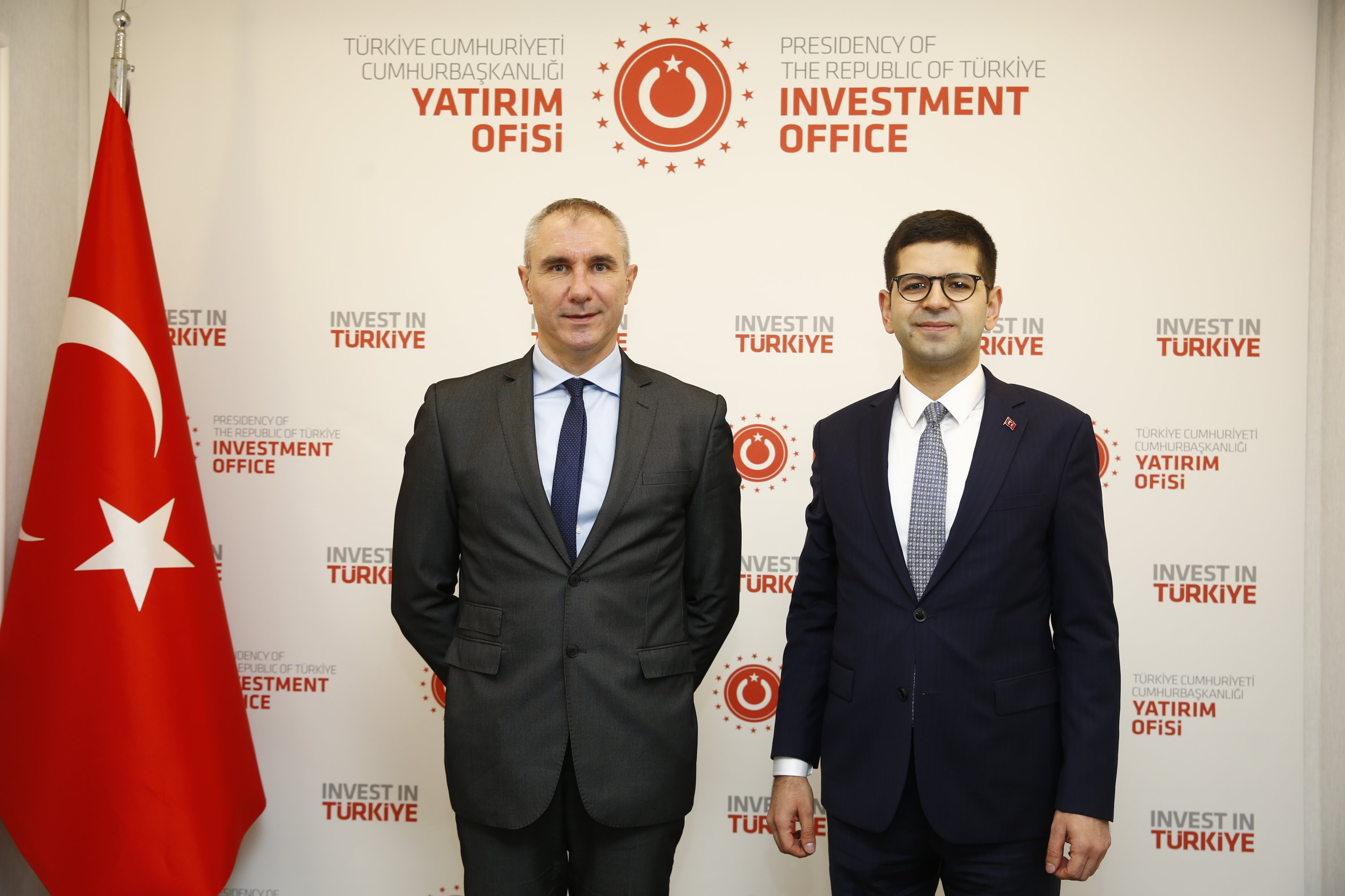Ahmet Burak Dağlıoğlu (R), the chairperson of Turkey’s Investment Office, poses with Stefano Perego, Amazon’s vice president of EU operations. (Courtesy of Amazon)