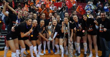 Eczacıbaşı players celebrate with 2022 CEV Volleyball Cup trophy, Stuttgart, Germany, March 22, 2022. (IHA Photo)