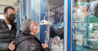 A man is tested for COVID-19 at a hospital in Ordu, northern Turkey, March 17, 2022. (DHA Photo)