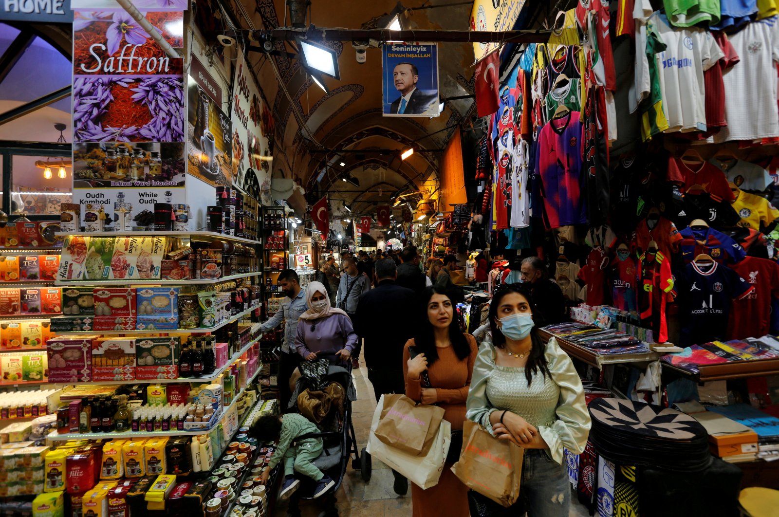 Locals and foreign tourists shop at the Grand Bazaar in Istanbul, Turkey, Oct. 21, 2021. (Reuters Photo)