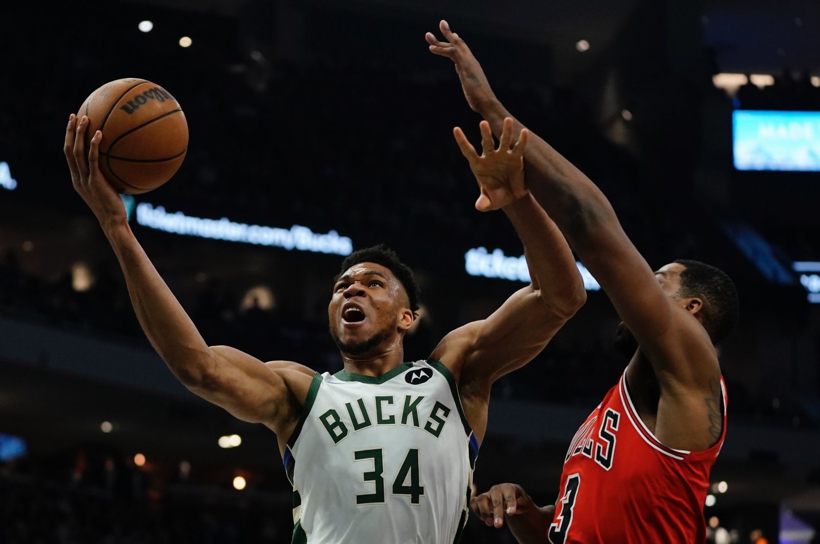 Bucks&#039; Giannis Antetokounmpo (L) is fouled by Bulls&#039; Tristan Thompson during an NBA game, Milwaukee, U.S., March 22, 2022. (AP Photo)