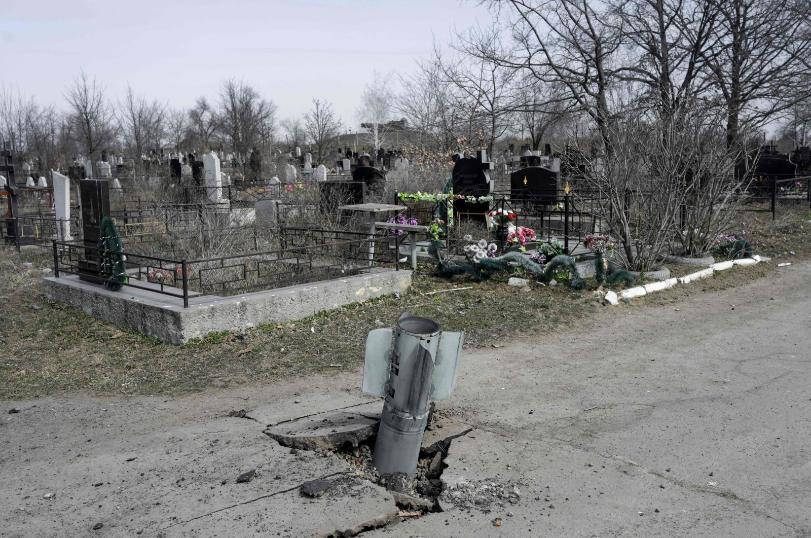 An unexploded rocket is pictured in the cemetery of Mykolaiv, southern Ukraine, March 21, 2022. (AFP Photo)