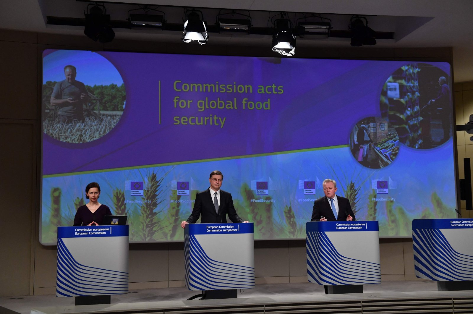 European Commission Vice-President Valdis Dombrovski (L) and EU Agriculture Commissioner Janusz Wojciechowski (R) give a press conference on safeguarding food security and reinforcing the resilience of food systems at the EU headquarters in Brussels, Belgium, March 23, 2022. (AFP Photo)