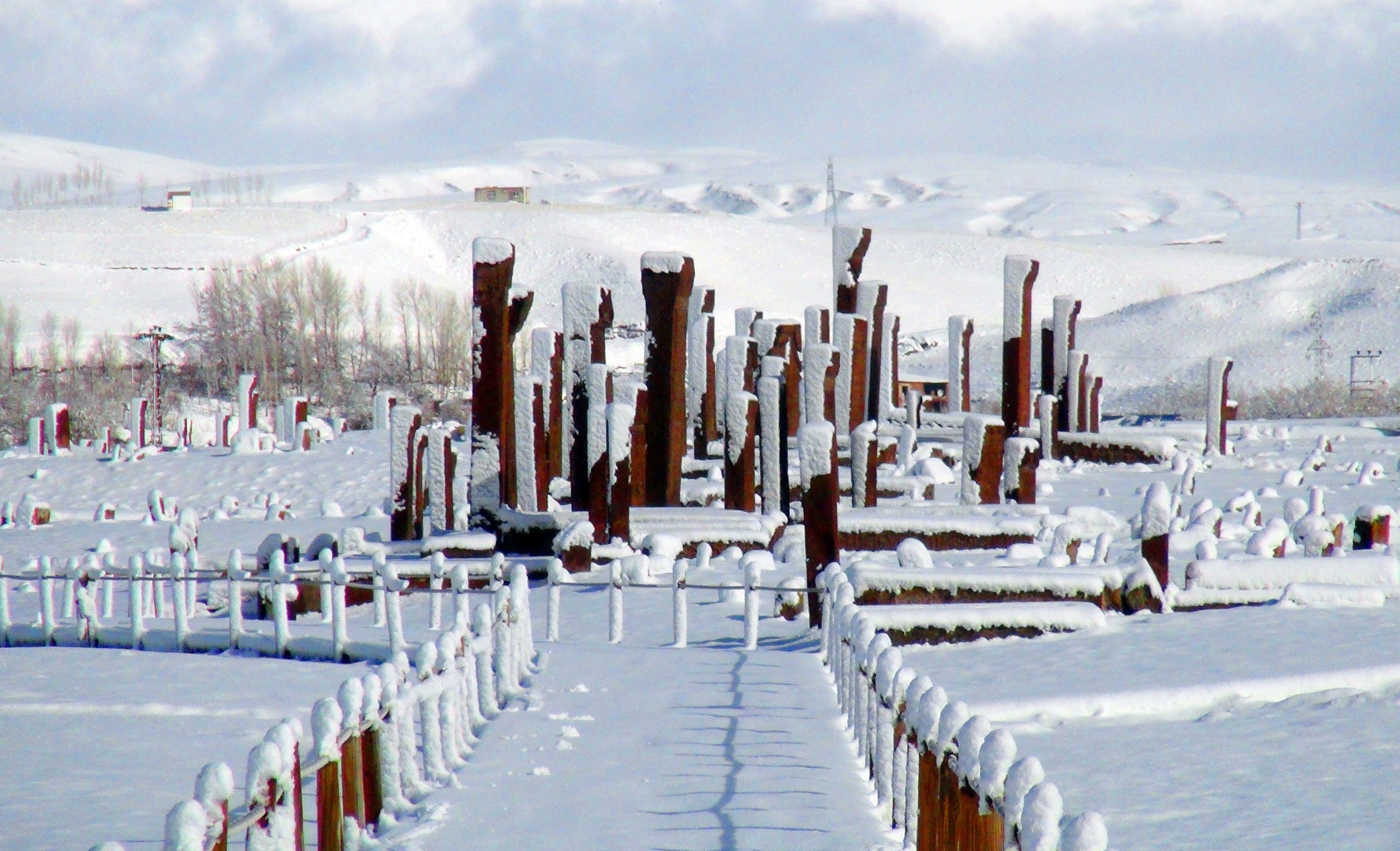 Pemakaman Ahlat Seljuk Meydan kini tertutup salju, Bitlis, Turki, 12 Maret 2022. (Foto IHA)