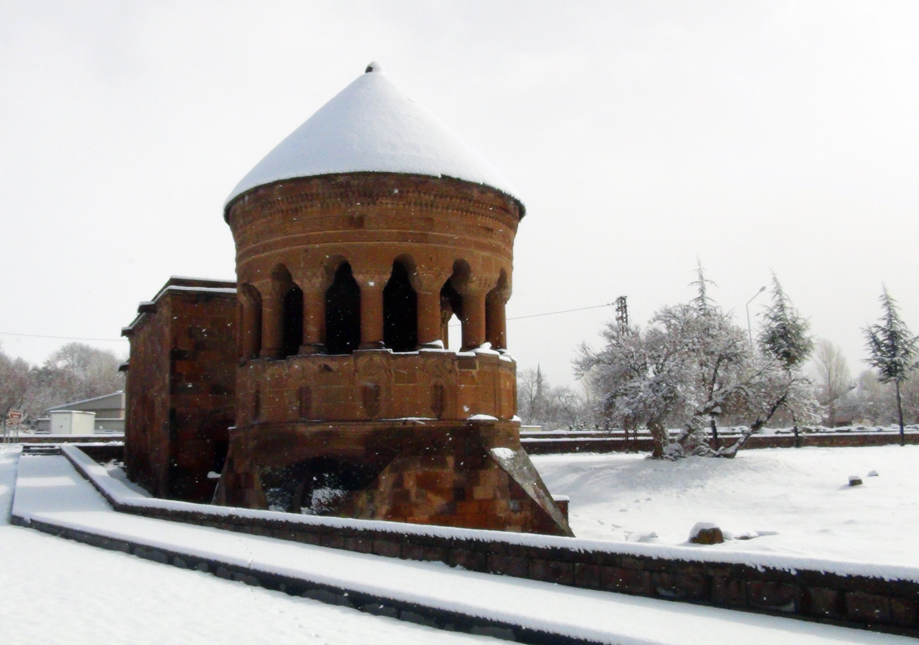 Pemakaman Ahlat Seljuk Meydan kini tertutup salju, Bitlis, Turki, 12 Maret 2022. (Foto IHA)