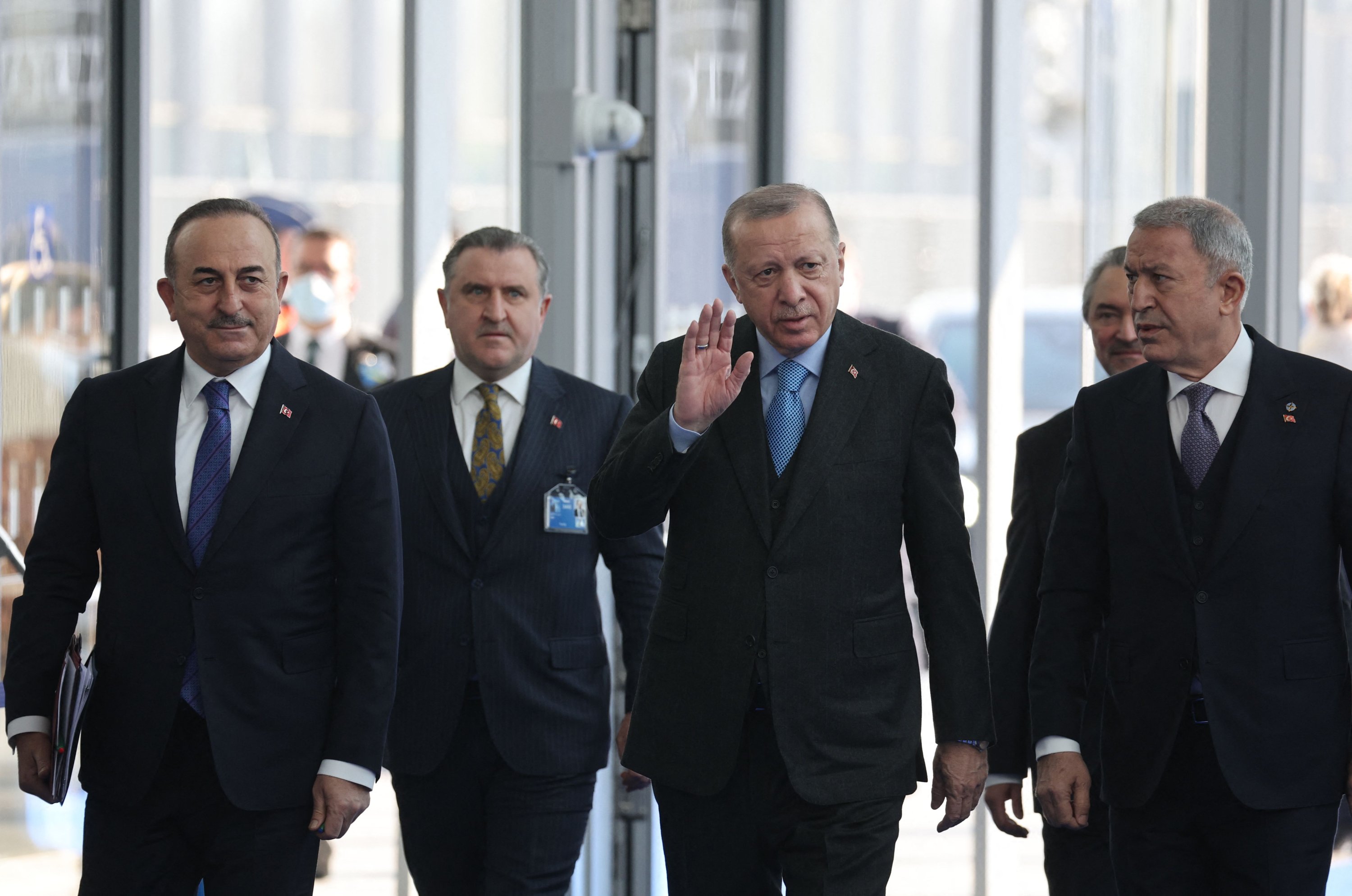 Presiden Recep Tayyip Erdoğan dan delegasi tingkat tinggi Turki tiba menjelang KTT NATO yang luar biasa di Markas NATO di Brussels, Belgia, 24 Maret 2022. (AFP)
