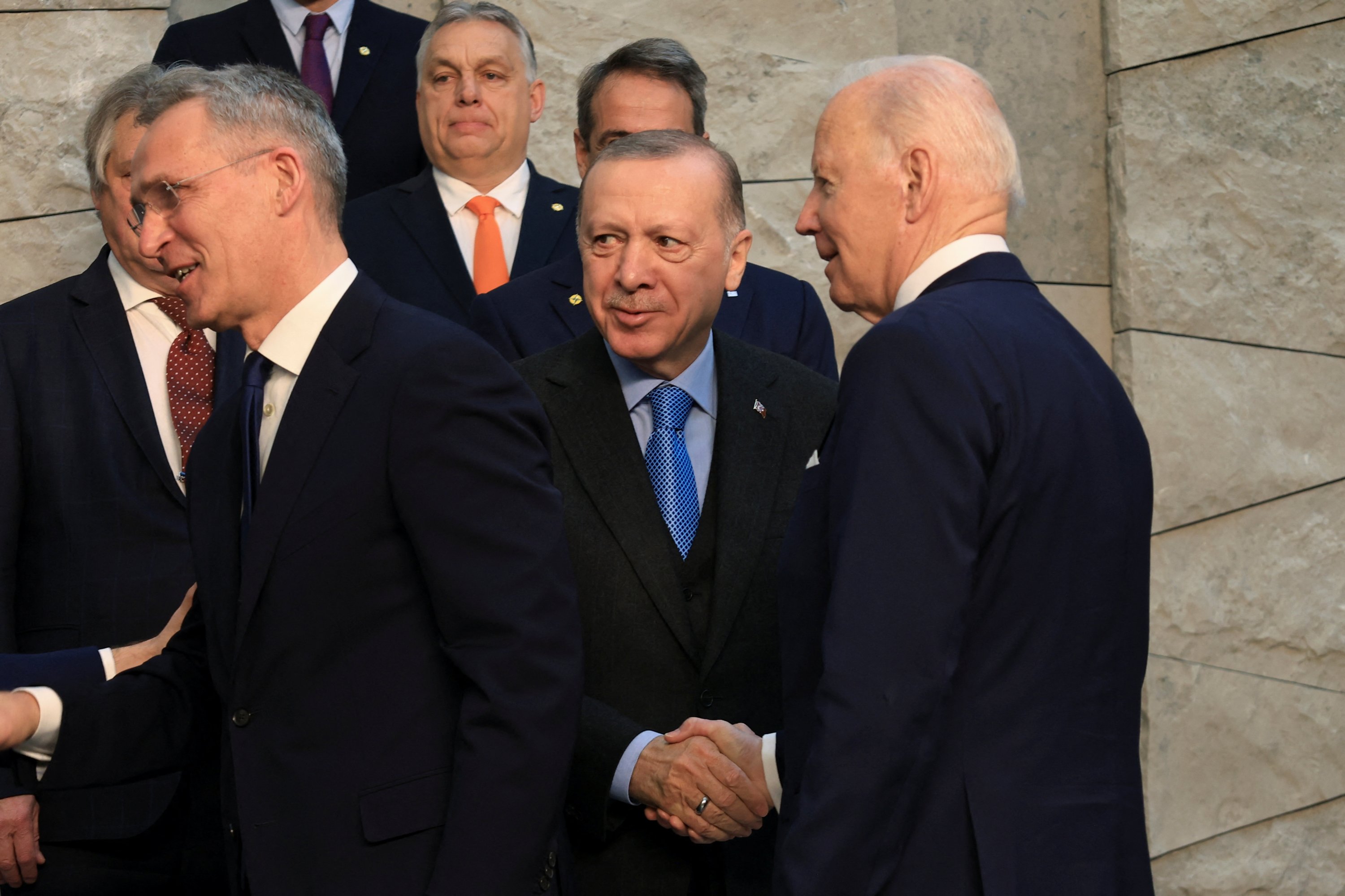 Presiden Recep Tayyip Erdoğan dan Presiden AS Joe Biden berjabat tangan selama kesempatan foto keluarga sebelum KTT NATO untuk membahas invasi Rusia ke Ukraina di markas aliansi di Brussels, Belgia, 24 Maret 2022. (REUTERS)