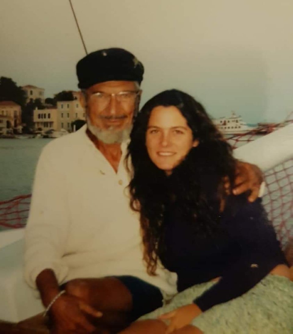 Leyla Yvonne Ergil dan ayahnya di perahu layar 'Froggy.'  (Foto milik Leyla Yvonne Ergil)
