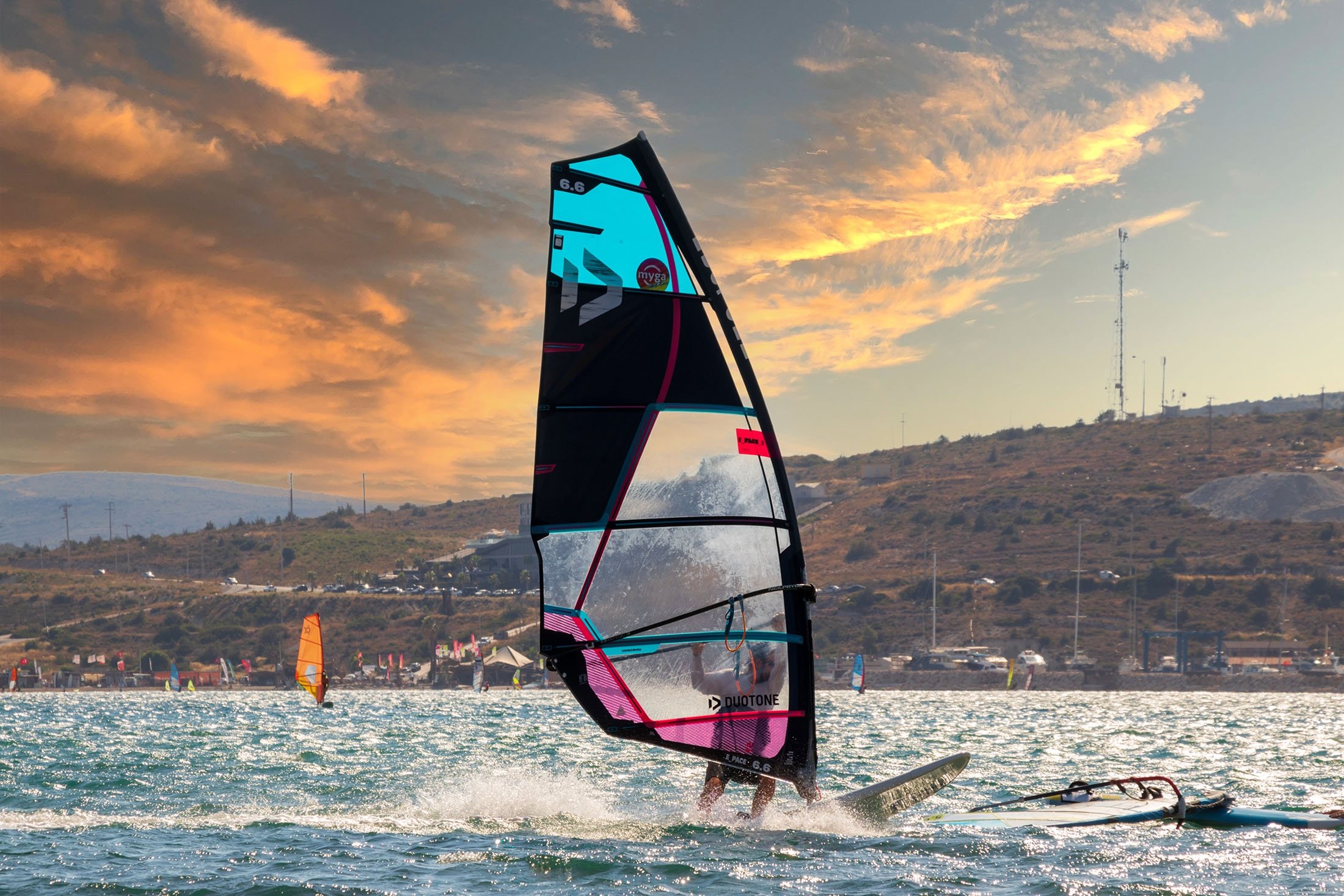 Seorang peselancar angin di Laut Aegea, di Alaçatı, Turki, 3 Juli 2021. (Foto Shutterstock)