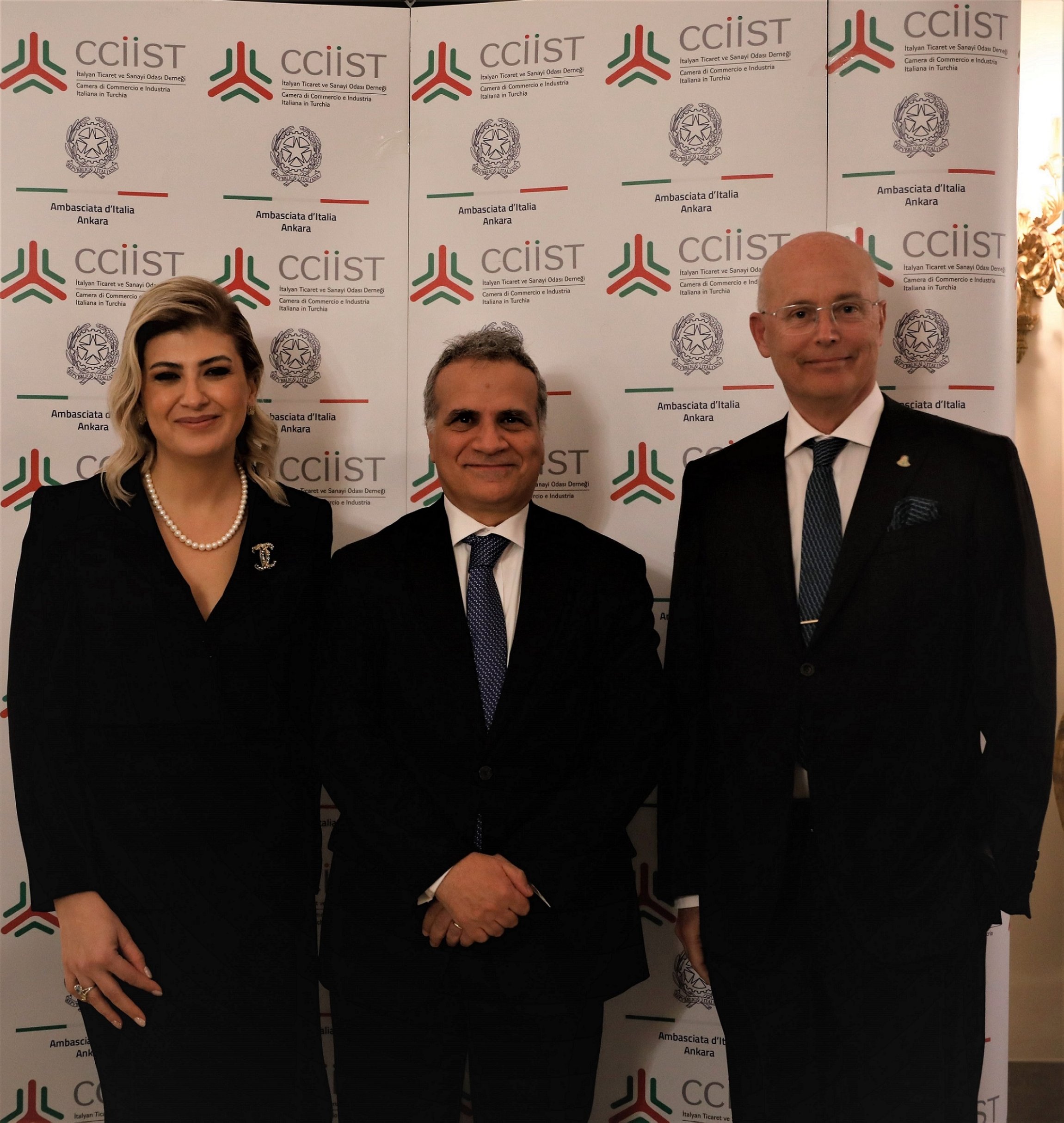Ketua ILIDA Arzu Ongur (kiri), Duta Besar Italia untuk Ankara, Giorgio Marrapodi (tengah) dan Ketua CCIST Livio Manzini di Istanbul, Turki, 23 Maret 2022. 