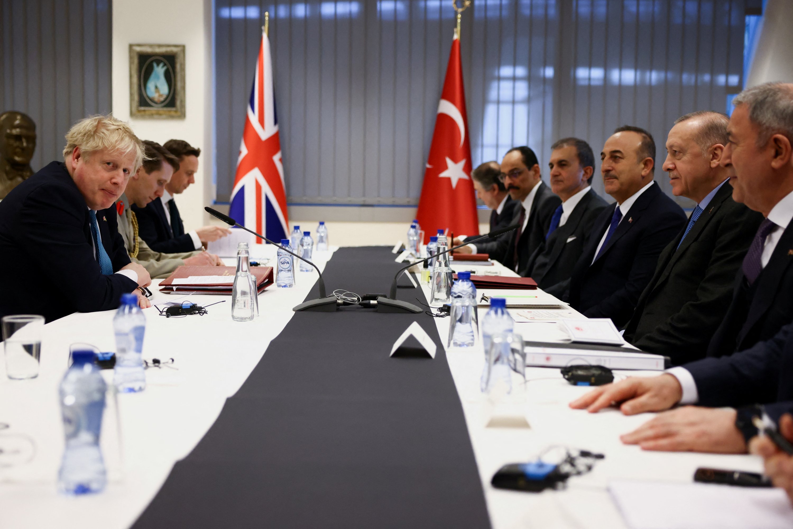 Perdana Menteri Inggris Boris Johnson dan Presiden Recep Tayyip Erdoğan menghadiri pertemuan bilateral selama KTT NATO tentang invasi Rusia ke Ukraina, di markas aliansi di Brussels, Belgia, 24 Maret 2022. (Foto Reuters)