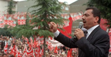 Muhsin Yazıcıoğlu speaks at a rally, in Istanbul, Turkey, April 11, 1999. (AA PHOTO)