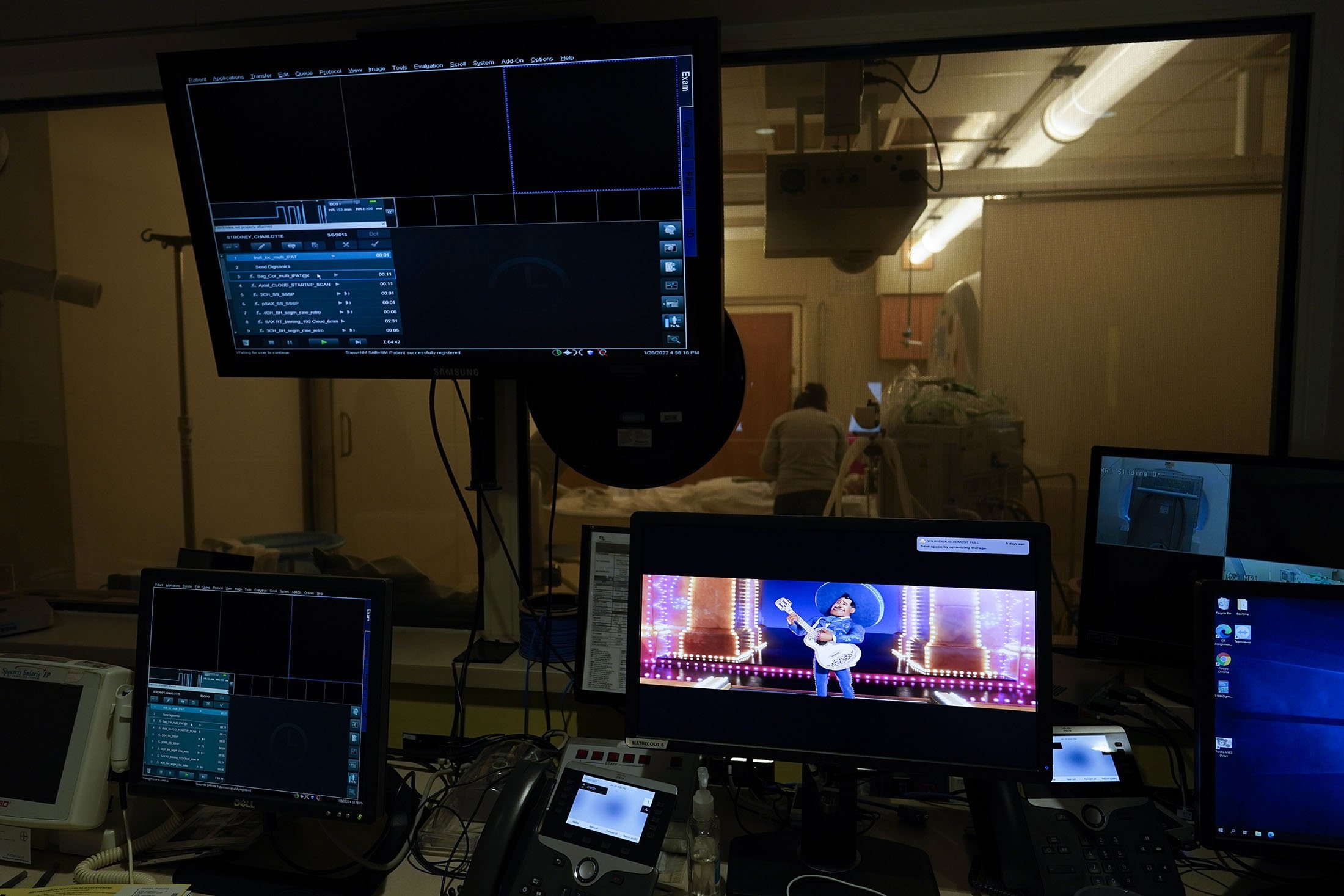 Film animasi Coco ditampilkan di monitor saat Charlie Forte, 8, menerima MRI selama hari yang panjang pengujian di Children's National Hospital, di Washington, AS, 26 Januari 2022. (AP Photo)