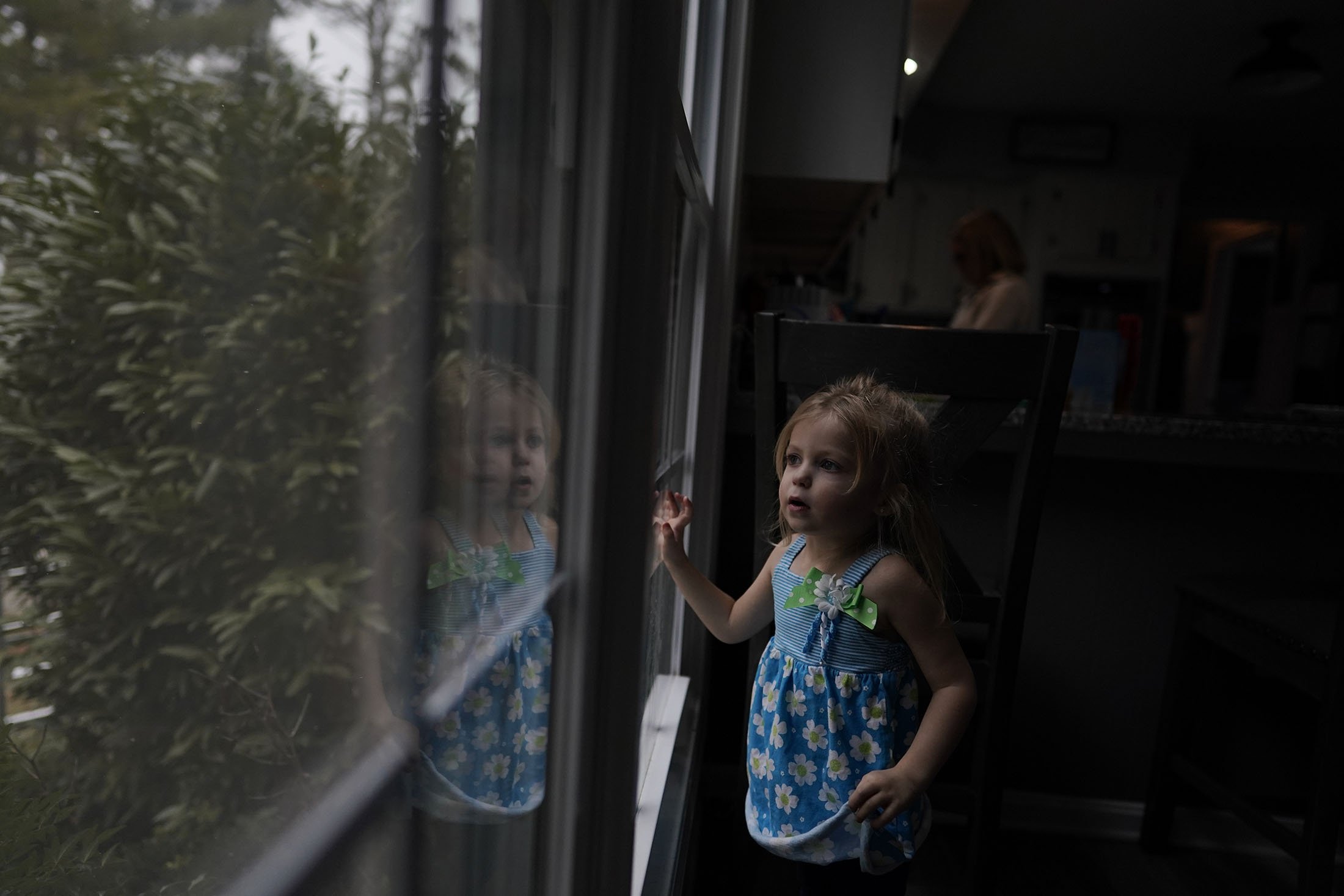 Alyssa Carpenter, 2, melihat ke luar jendela rumahnya di Haymarket, Virginia, AS, 28 Januari 2022. (AP Photo)