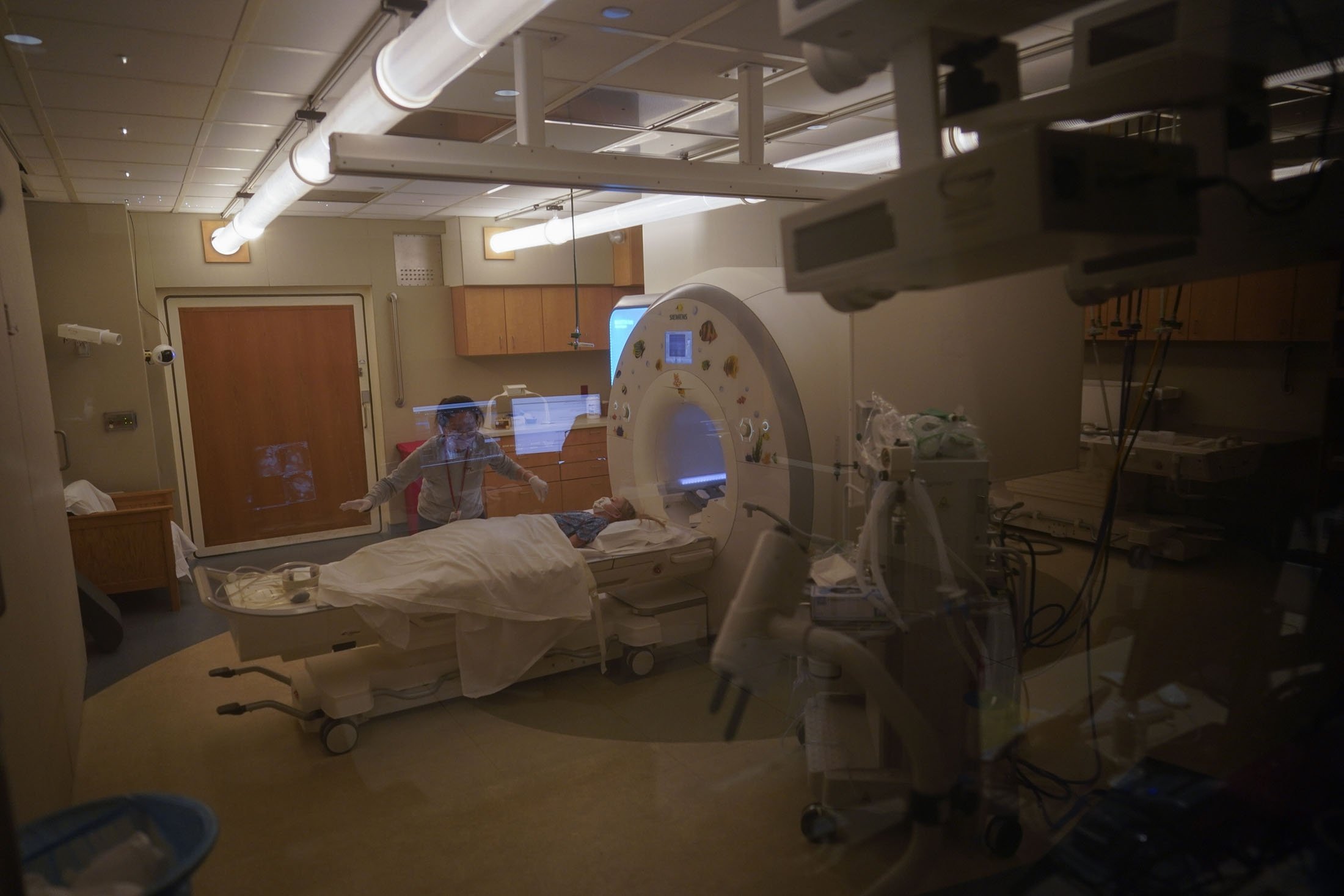 Charlie Forte, 8, dipersiapkan untuk MRI selama hari yang panjang pengujian di Rumah Sakit Nasional Anak, di Washington, AS, 26 Januari 2022. (AP Photo)