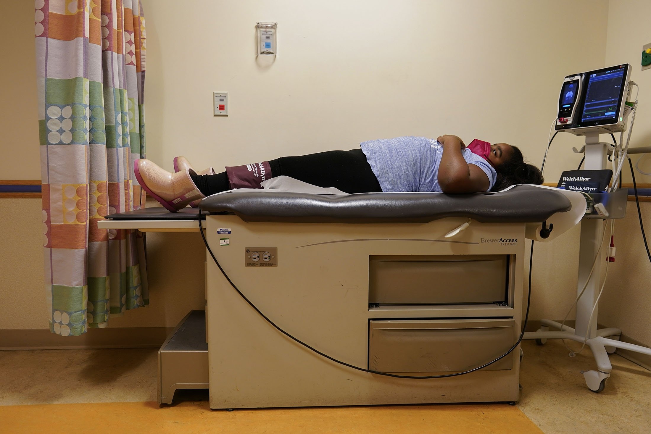 Brooklynn Chiles, 8, berbaring di meja ruang pemeriksaan selama kunjungan lanjutan ke Rumah Sakit Nasional Anak di Washington, AS, 11 Februari 2022. (AP Photo)