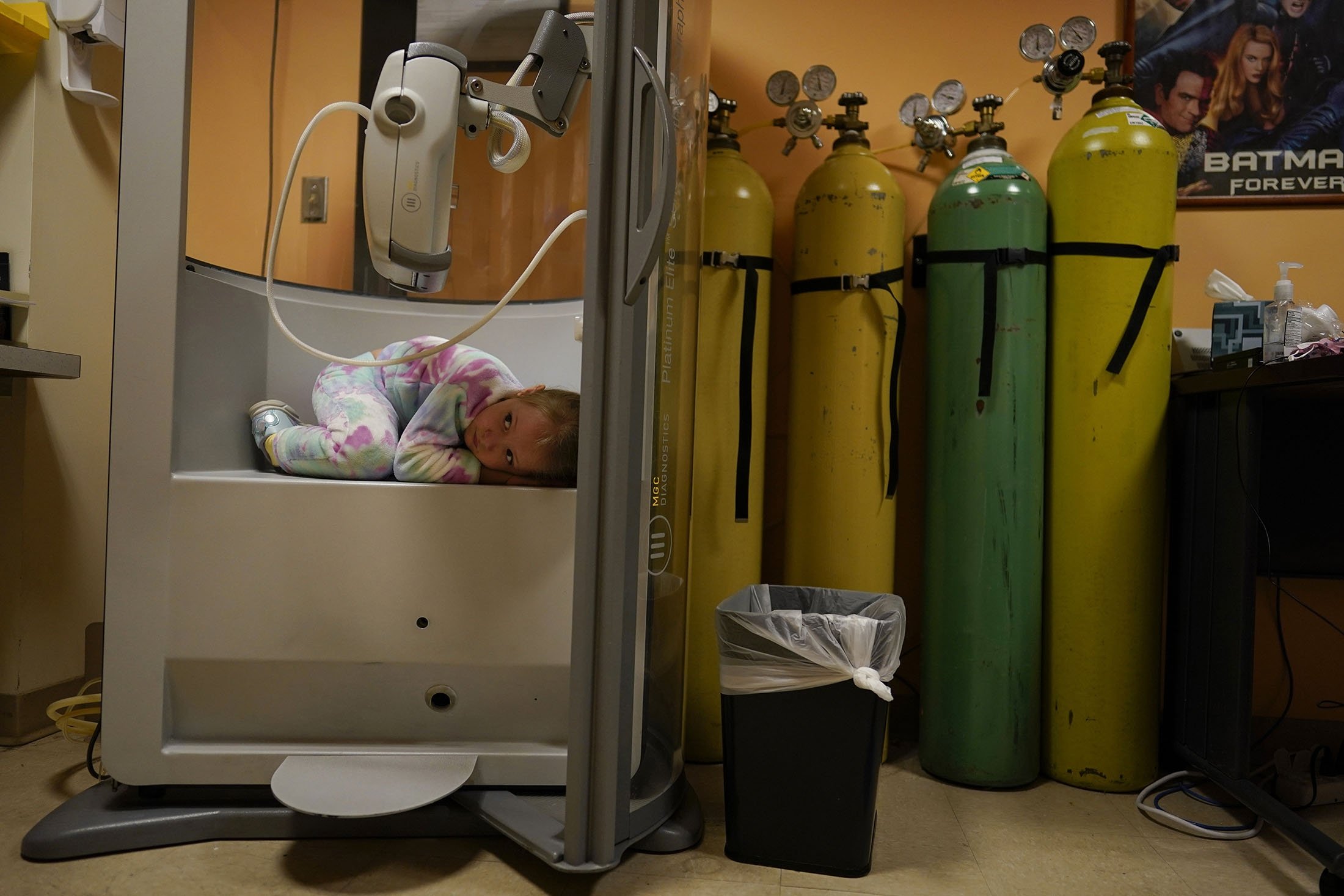 Lexie Forte, 6, meringkuk di ruang plethysmography saat istirahat dalam tes fungsi paru-parunya di Children's National Hospital, di Washington, AS, 26 Januari 2022. (AP Photo)