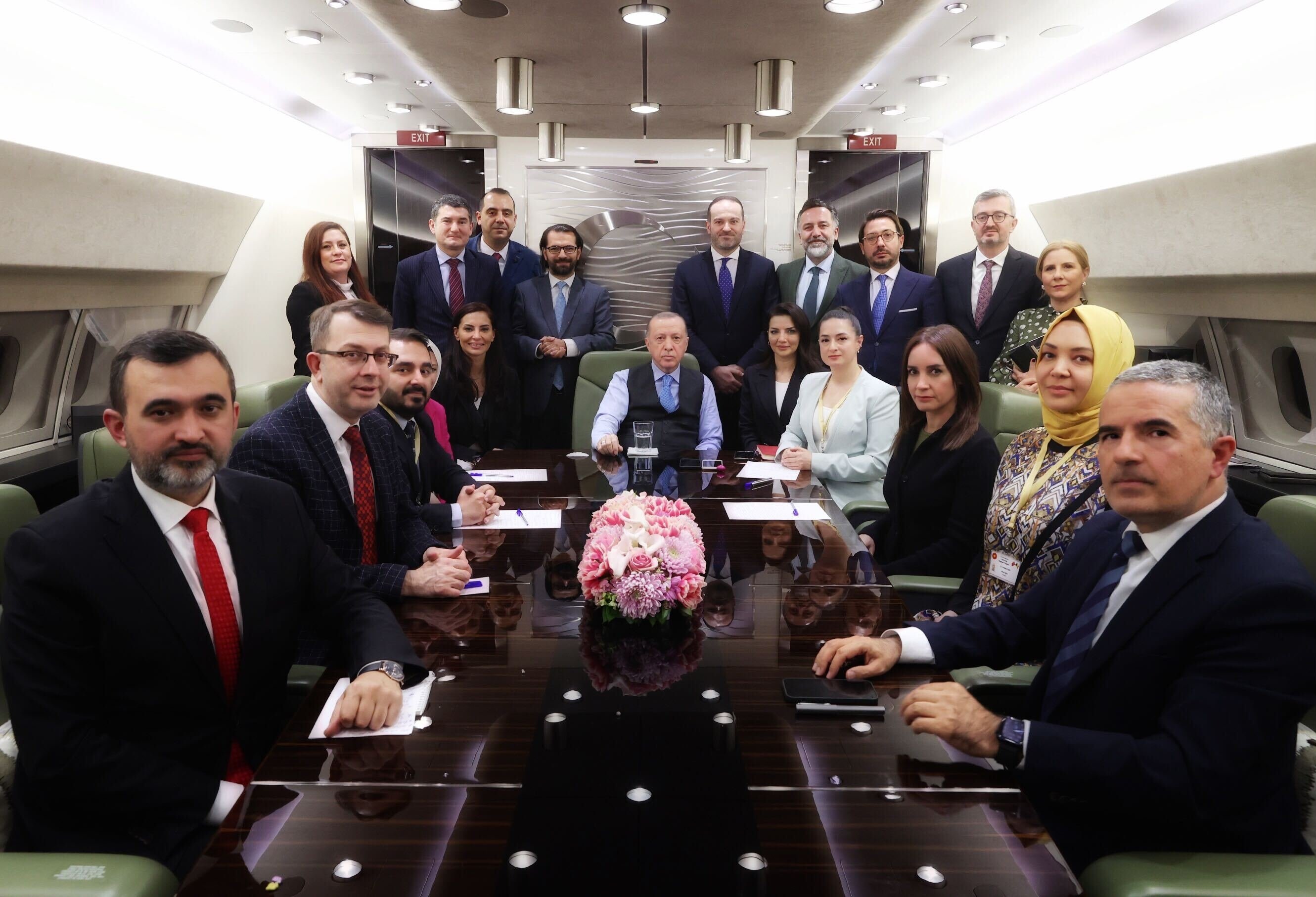 Президент Реджеп Тайип Эрдоган и сопровождающие его представители турецкой прессы, президентский самолет, 25 марта 2022 г.