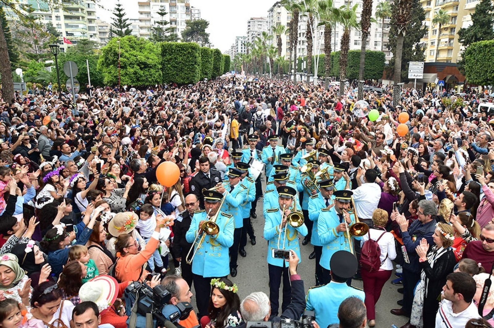 Karnaval pertama di Turki Orange Blossom menghidupkan jalan-jalan Adana
