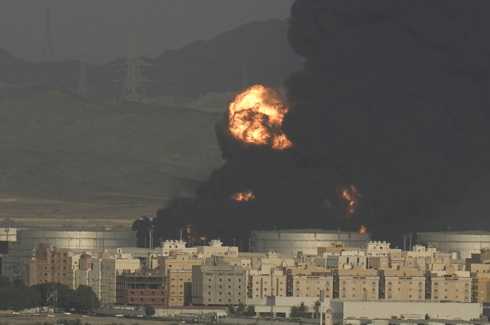 Kebakaran meletus setelah serangan Houthi di Arab Saudi sebelum balapan F1