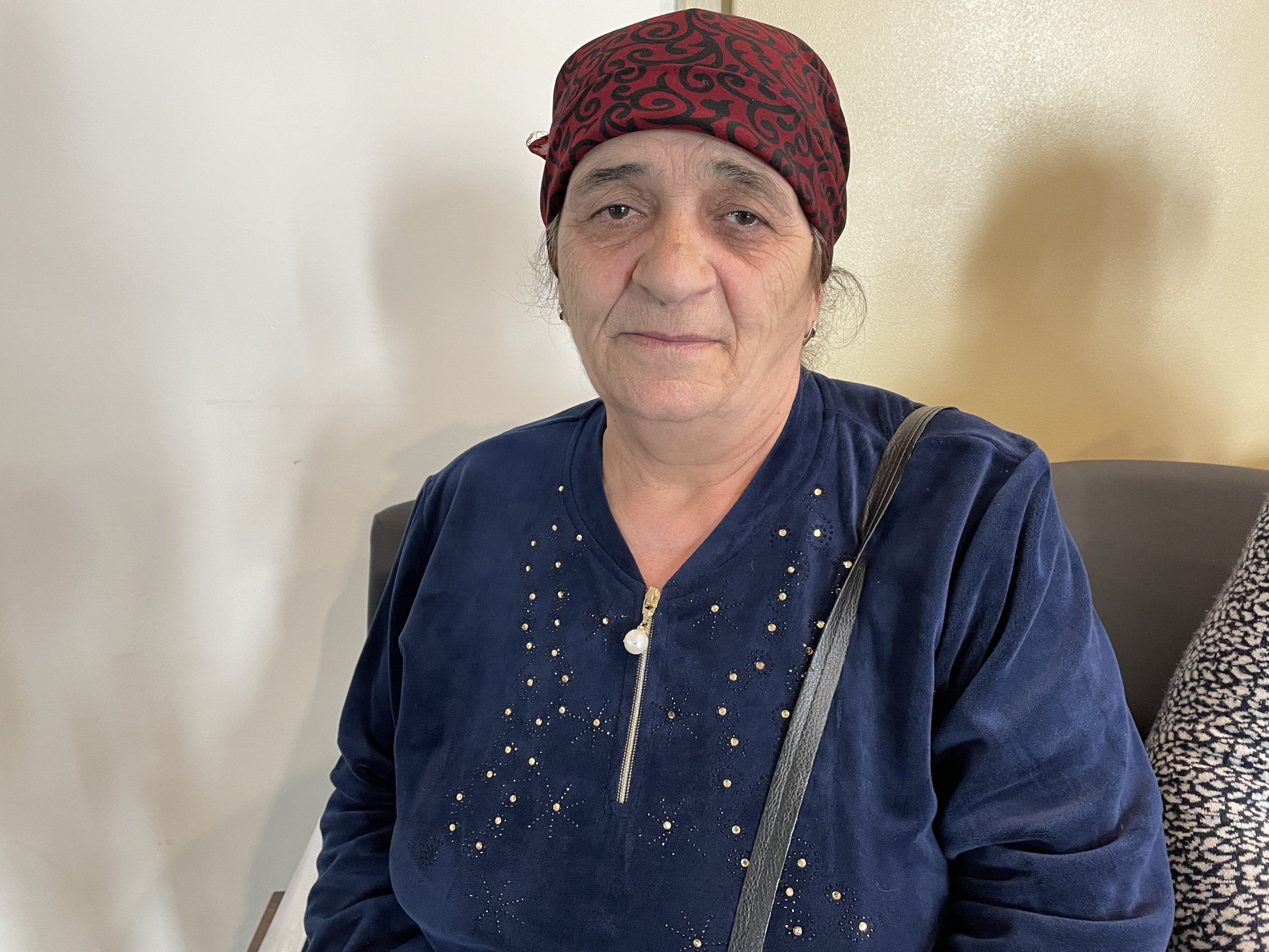 Gülistan Izatova, salah satu orang Turki Meskhetian yang harus meninggalkan wilayah yang dilanda perang, berbicara kepada reporter Anadolu Agency (AA), Edirne, Turki, 26 Maret 2022. (AA Photo)