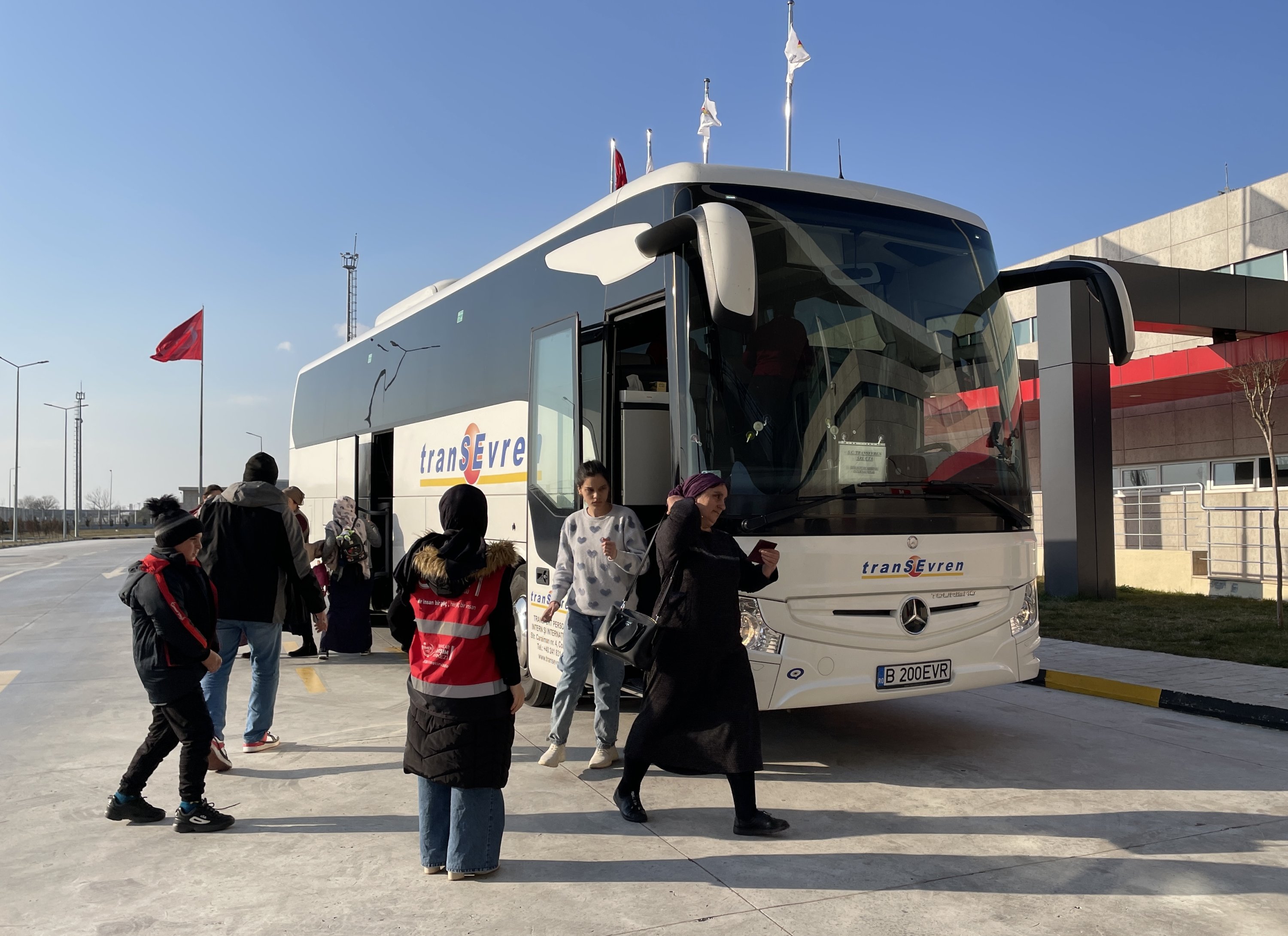 Orang Turki Meskhetian yang harus meninggalkan wilayah yang dilanda perang, masuk ke Turki melalui Gerbang Perbatasan Hamzabeyli, Edirne, Turki, 26 Maret 2022. (AA Photo)