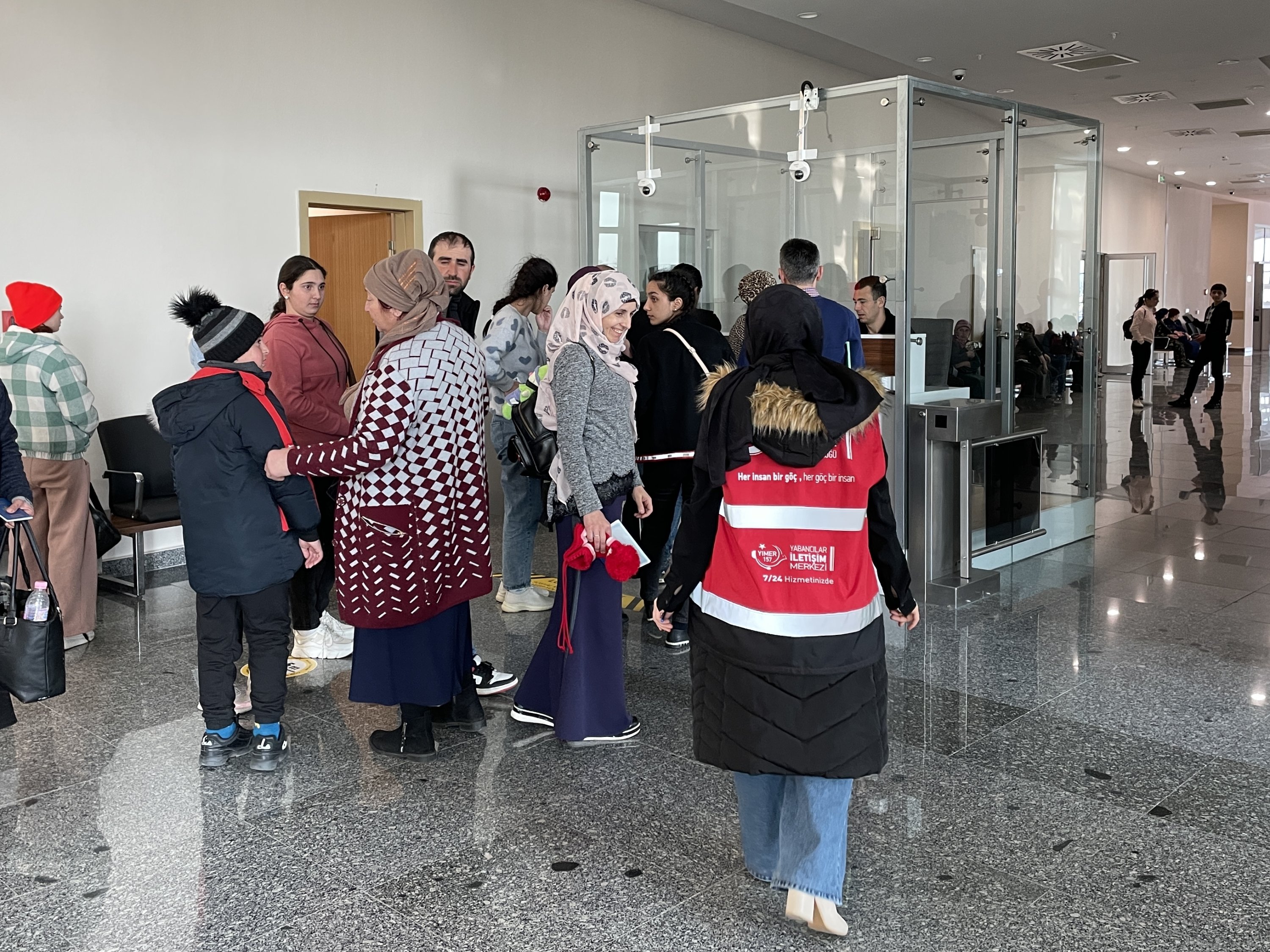 Orang Turki Meskhetian yang harus meninggalkan wilayah yang dilanda perang, menunggu di perbatasan untuk memasuki Turki, Edirne, Turki, 26 Maret 2022. (AA Photo)