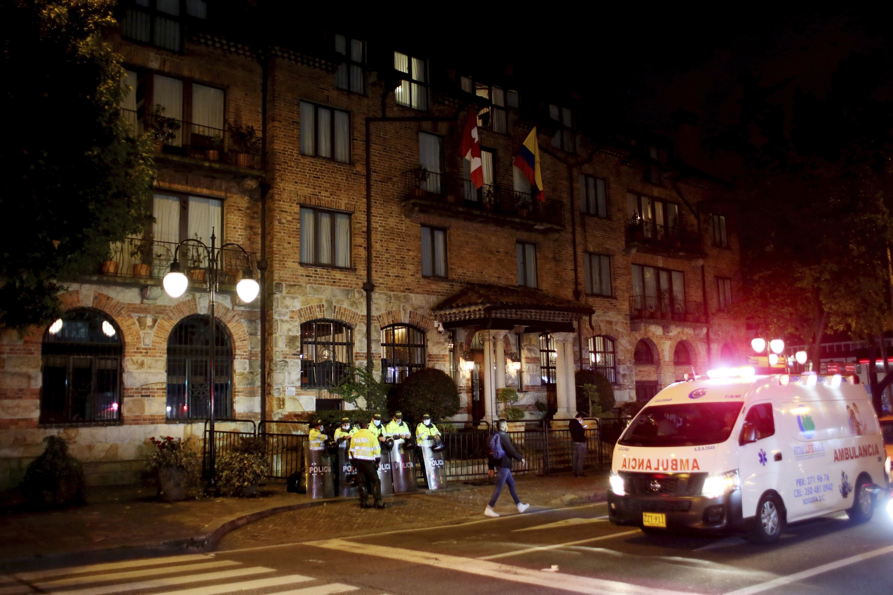 Polisi berjaga di hotel tempat ditemukannya jenazah penabuh drum Taylor Hawkins di Bogota, Kolombia, 26 Maret 2022. (AP Photo)
