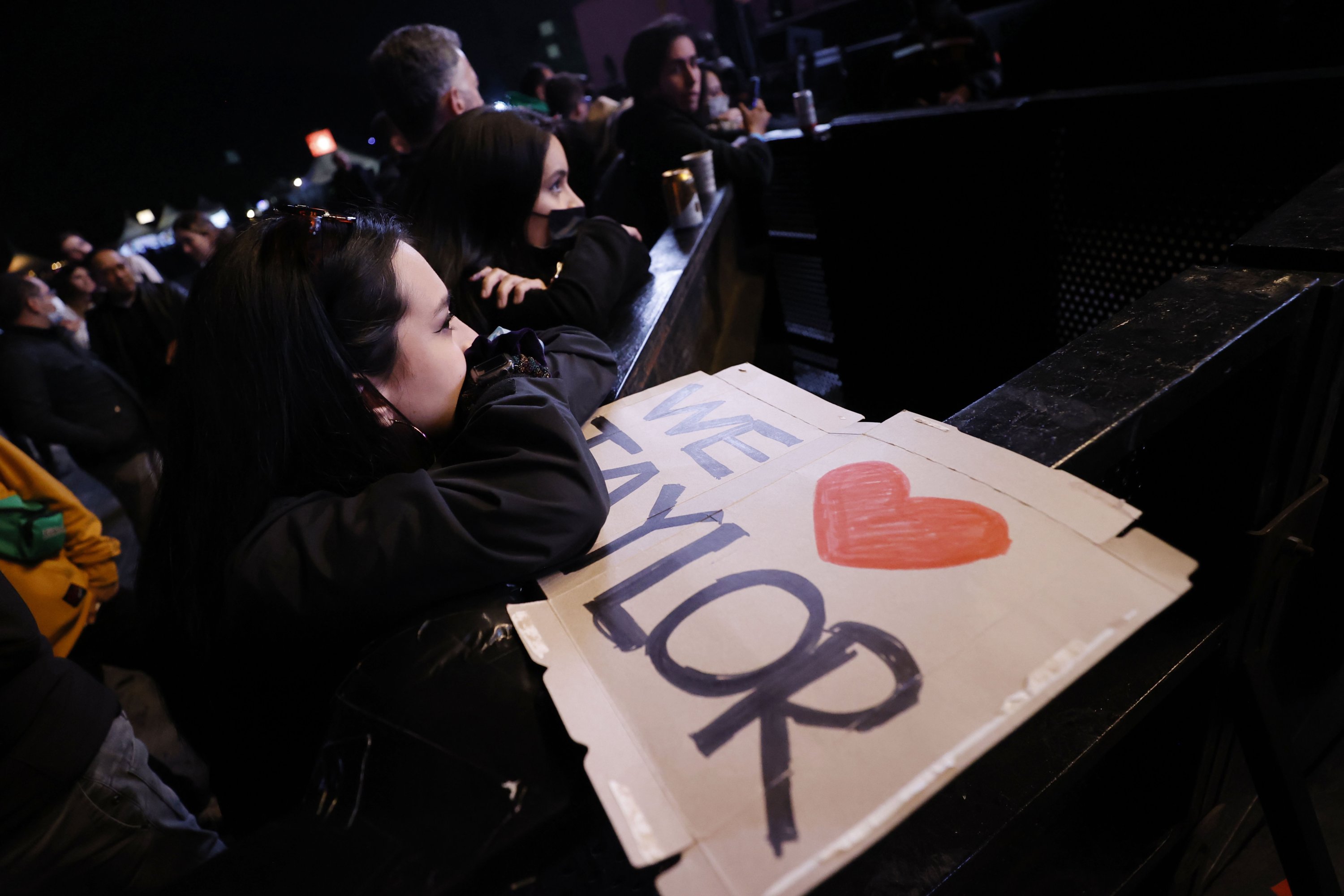 Seorang pendukung band rock AS Foo Fighters memegang plakat di Festival Estereo Picnic setelah berita kematian drummer band di Bogota, Kolombia, 25 Maret 2022. (AP Photo)