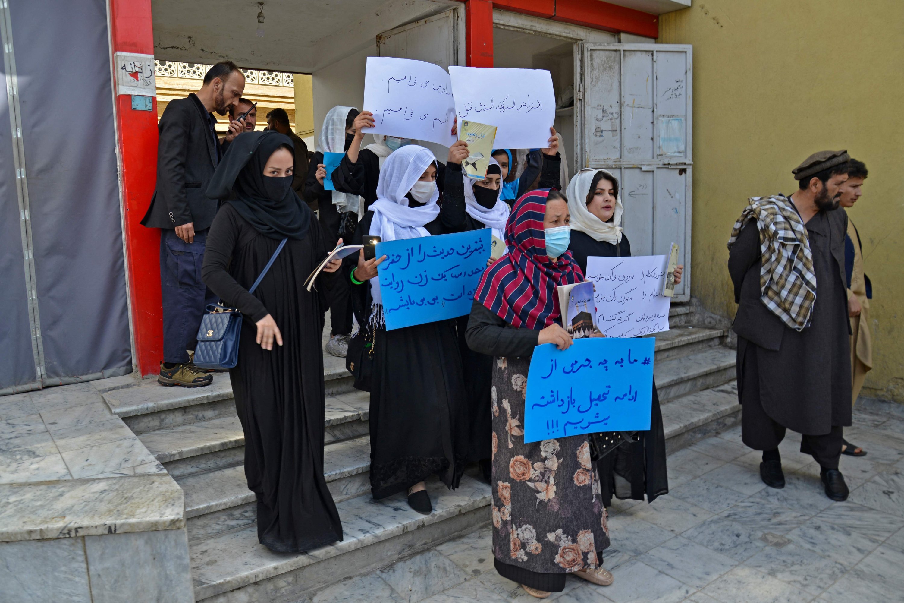 Wanita Afghanistan ambil bagian dalam protes di luar Kementerian Pendidikan di Kabul menuntut agar sekolah menengah dibuka kembali untuk anak perempuan, Afghanistan, 26 Maret 2022, (AFP Photo)