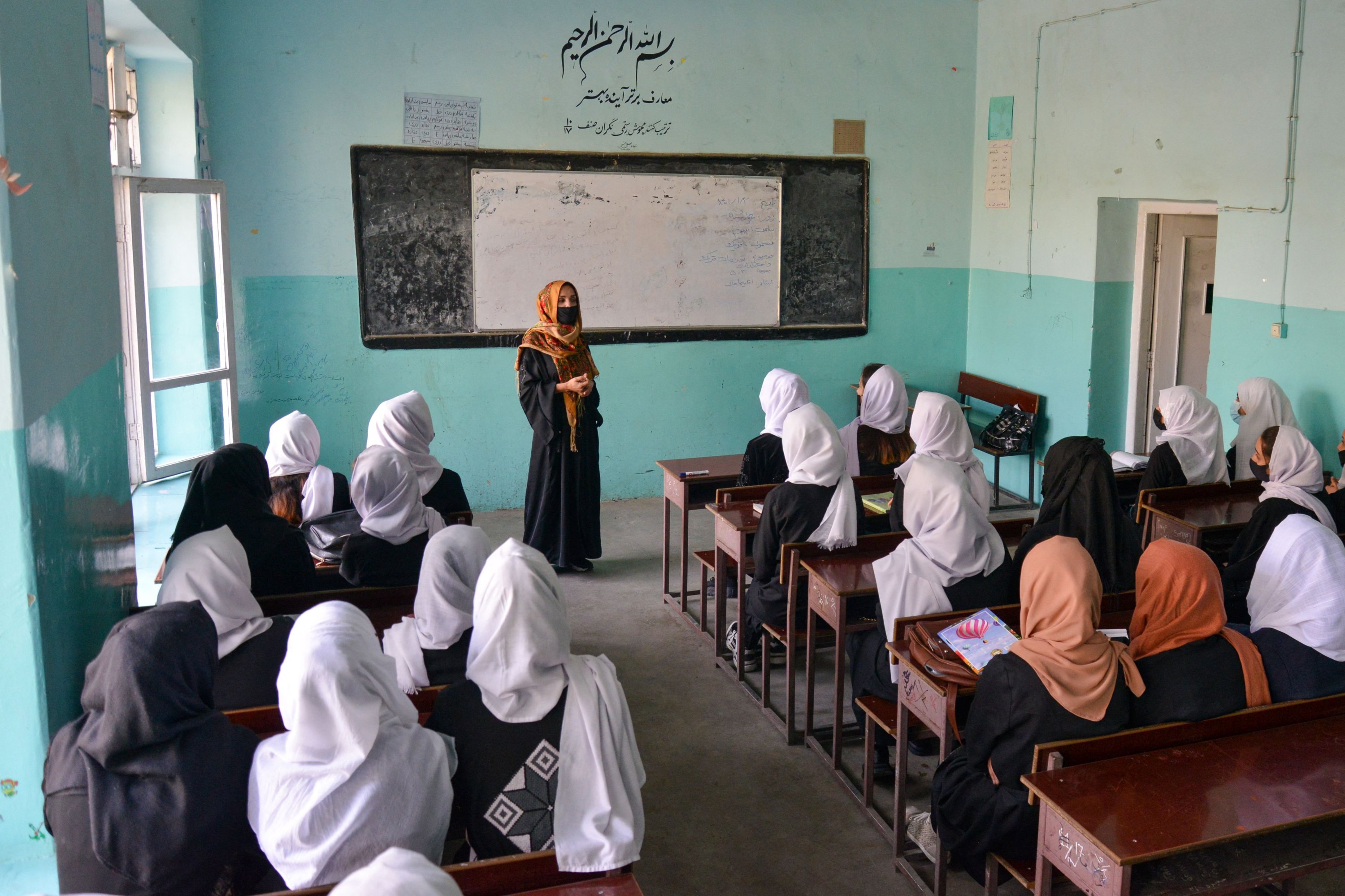 Gadis-gadis menghadiri kelas setelah sekolah mereka dibuka kembali di Kabul, Afghanistan, 23 Maret 2022. (AFP File Photo)