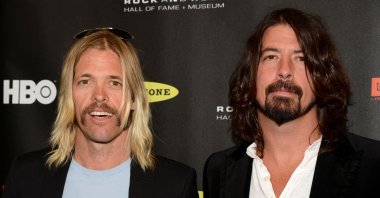 Taylor Hawkins (L) and Dave Grohl of the Foo Fighters arrive at the 2013 Rock and Roll Hall of Fame induction ceremony in Los Angeles, U.S., April 18, 2013. (Reuters Photo)