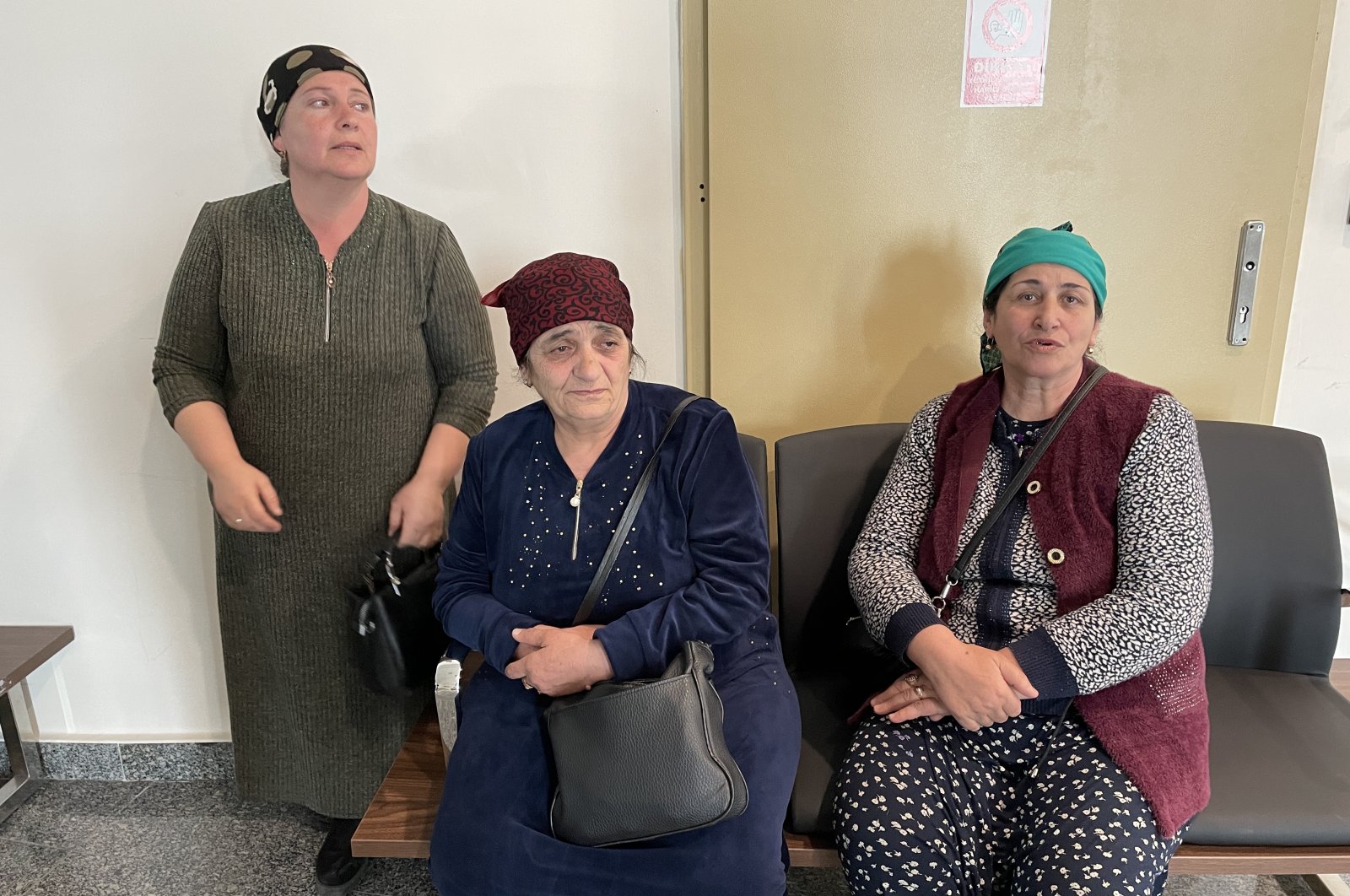 Orang Turki Meskhetian menangis karena meninggalkan suami, anak-anak di tengah perang