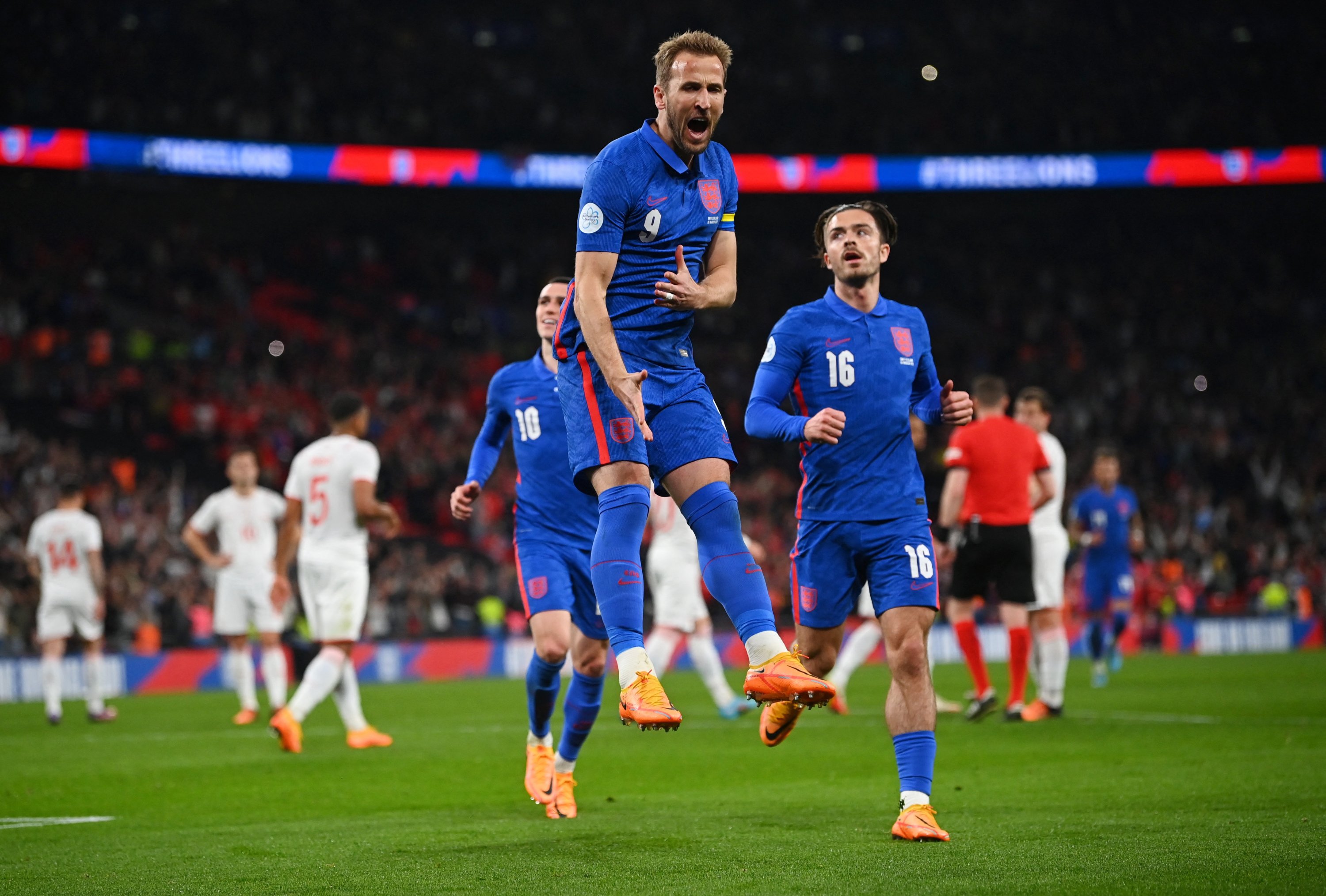 Pemain Inggris Harry Kane (tengah) merayakan golnya dalam pertandingan persahabatan internasional melawan Swiss, Stadion Wembley, London, Inggris, 26 Maret 2022. (Foto Reuters)