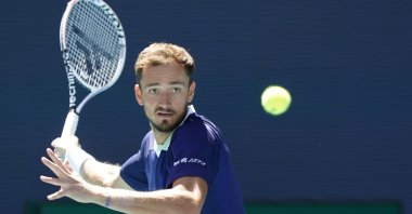 Daniil Medvedev returns a shot from Andy Murray at the Miami Open, Miami, Florida, March 26, 2022. (AP Photo)