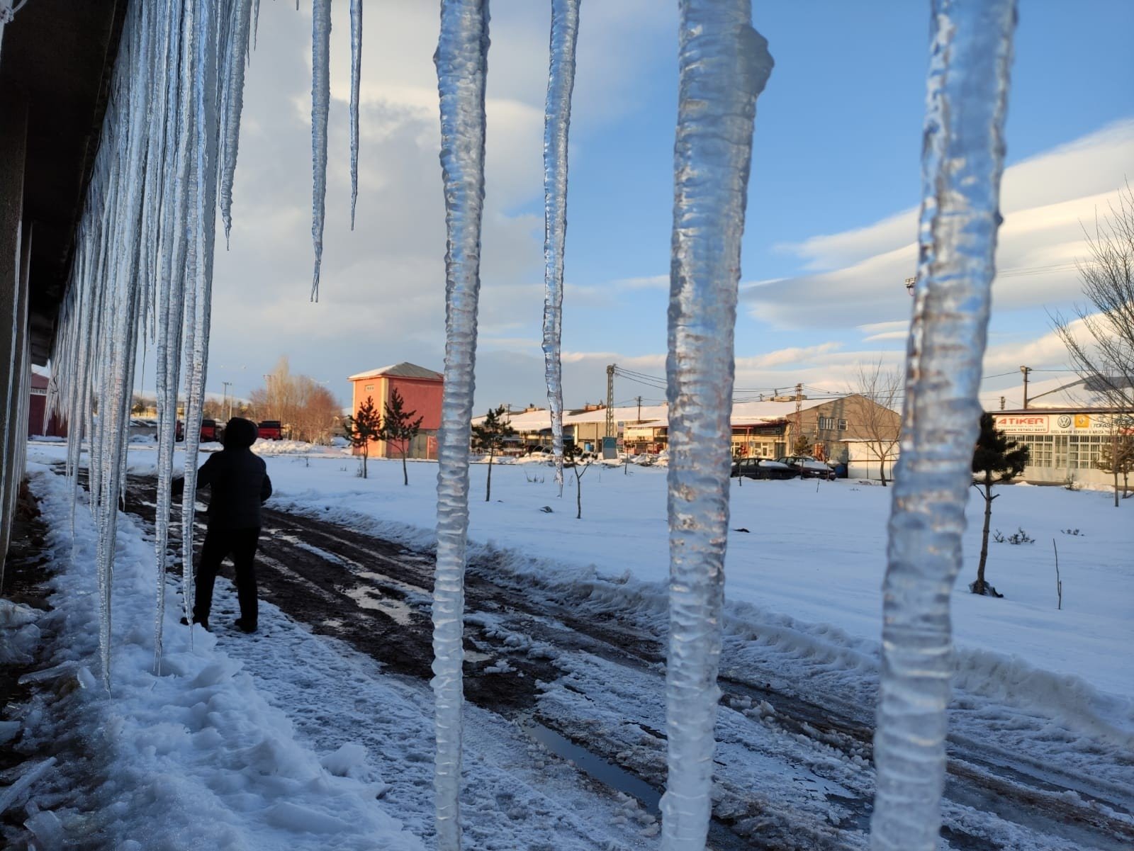 Icicles dangle from the eaves of a shop in Ardahan, northeastern Turkey, March 28, 2022. (IHA PHOTO)
