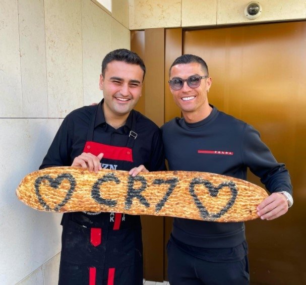 Turkish chef CZN Burak (L) and Cristiano Ronaldo pose for a photo in Dubai, United Arab Emirates, Dec. 28, 2020. (Photo: cznburak/Instagram)
