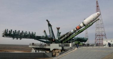 A Soyuz-2.1b rocket booster with a Fregat upper stage and satellites of British firm OneWeb is removed from a launchpad after the launch was cancelled at the Baikonur Cosmodrome, Kazakhstan, March 4, 2022. (Reuters Photo)