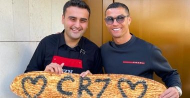 Turkish chef CZN Burak (L) and Cristiano Ronaldo pose for a photo in Dubai, United Arab Emirates, Dec. 28, 2020. (Photo: cznburak/Instagram)