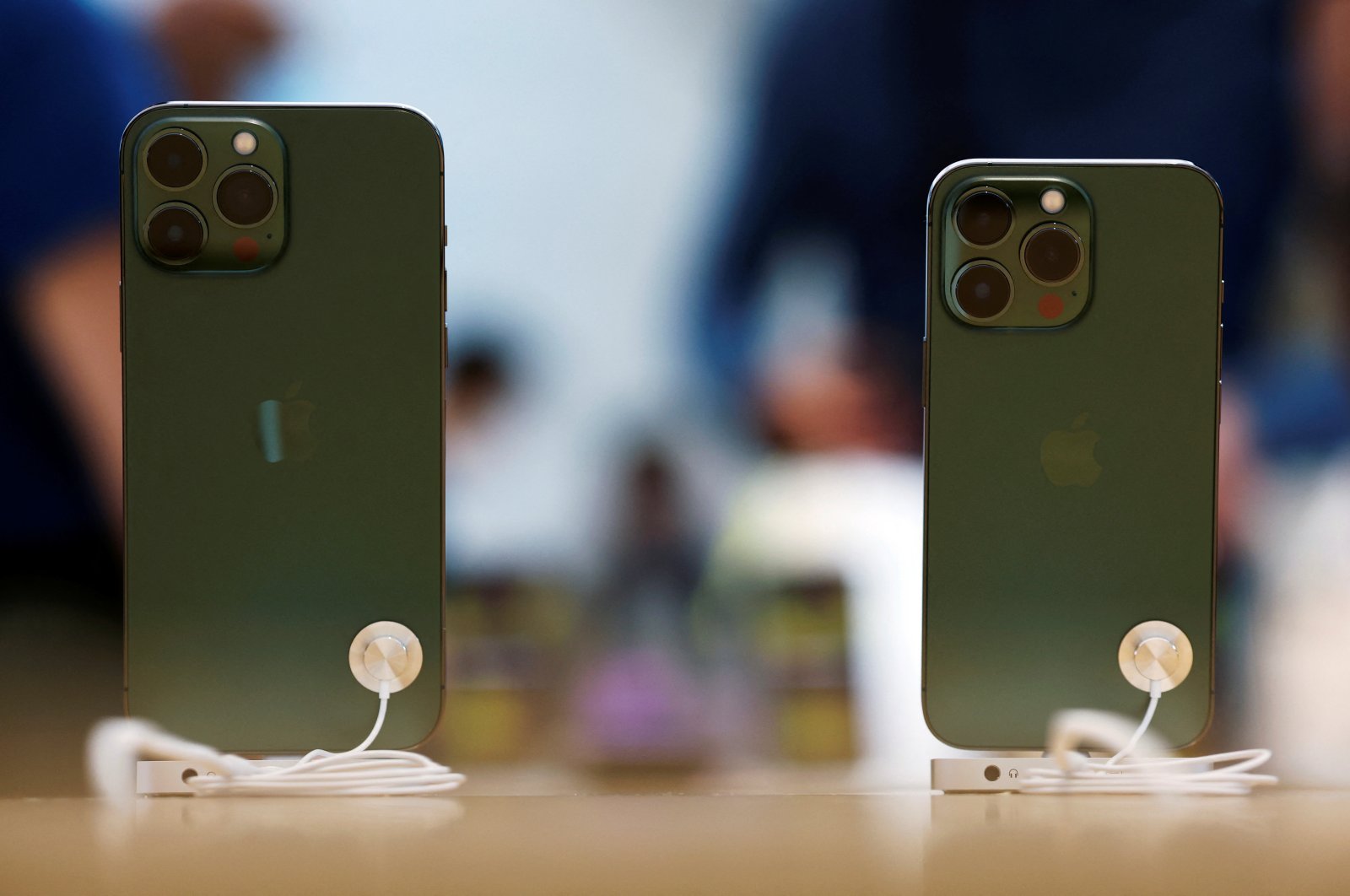 Apple iPhone 13 Pro models in the color &quot;alpine green” are displayed at an Apple shop in Singapore, March 18, 2022. (Reuters Photo)