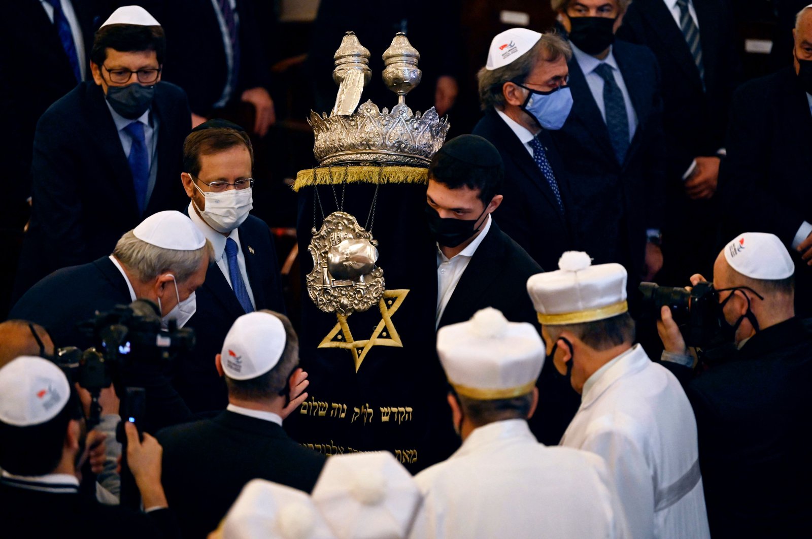 Israel&#039;s President Isaac Herzog (2nd L) attends a ceremony in the Neve Shalom Synagogue in Istanbul, on March 10, 2022, during a state visit to Turkey. (AFP)