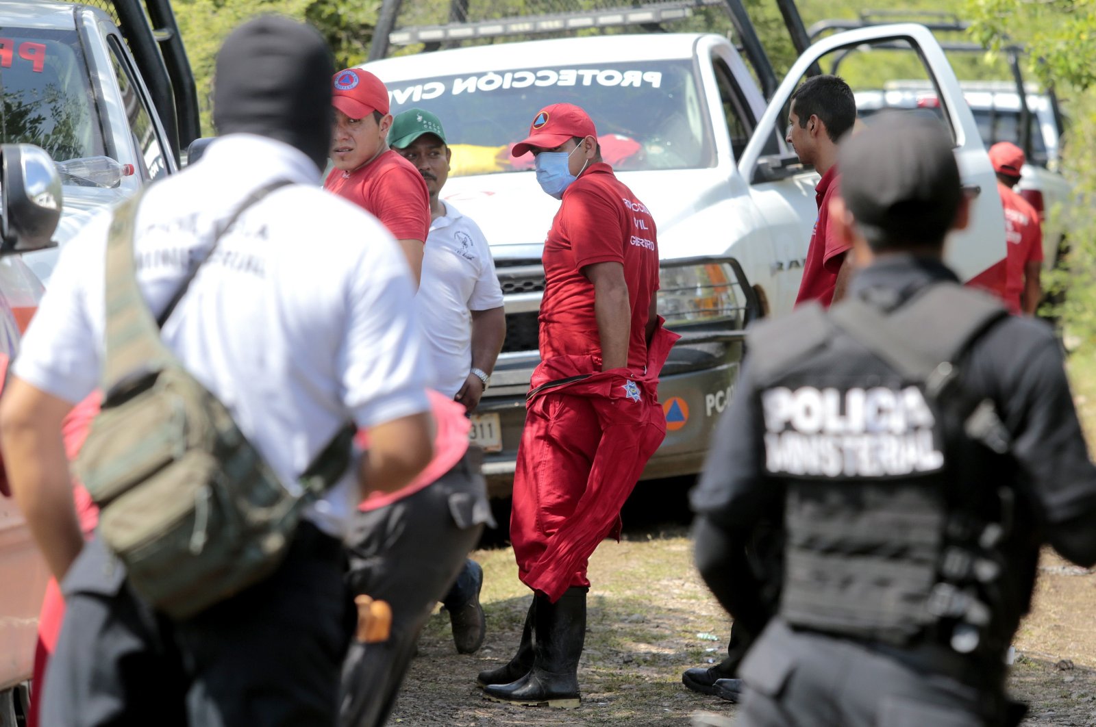 Mexican police officers and members of the civil protection remain in the site where a mass grave was found in Pueblo Viejo, in the outskirts of Iguala, Guerrero state, Mexico, Oct. 5, 2014. (AFP Photo)