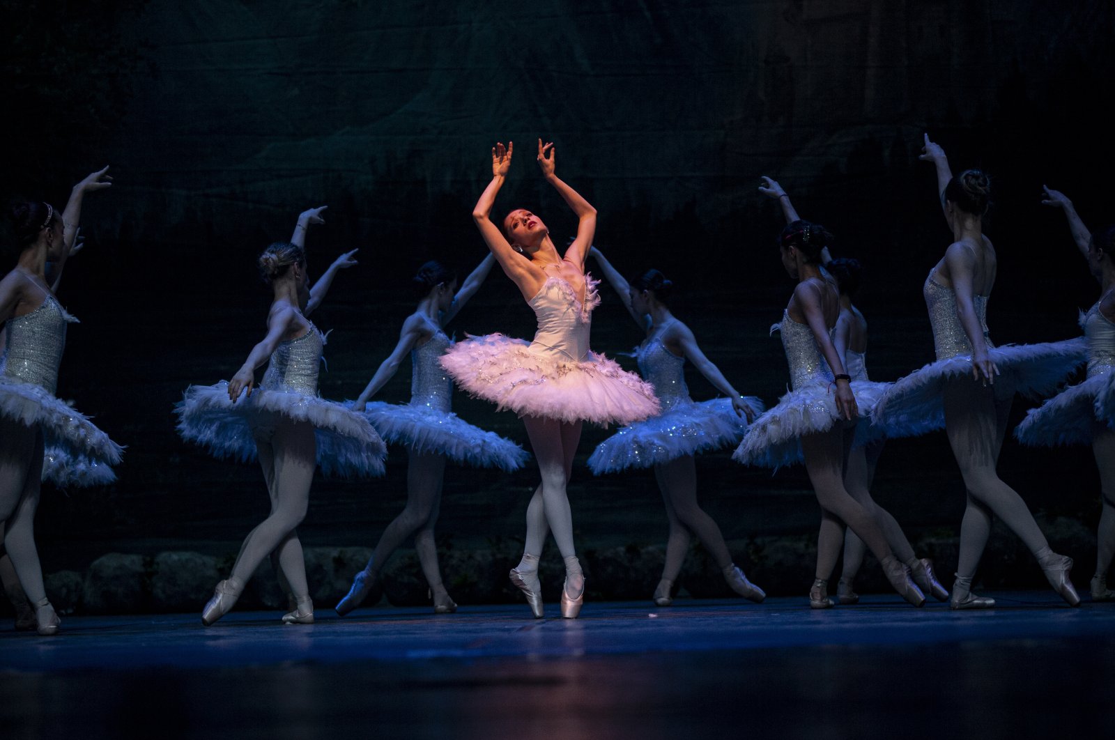 Penari mengapung melintasi panggung Ankara dalam balet ‘Swan Lake’
