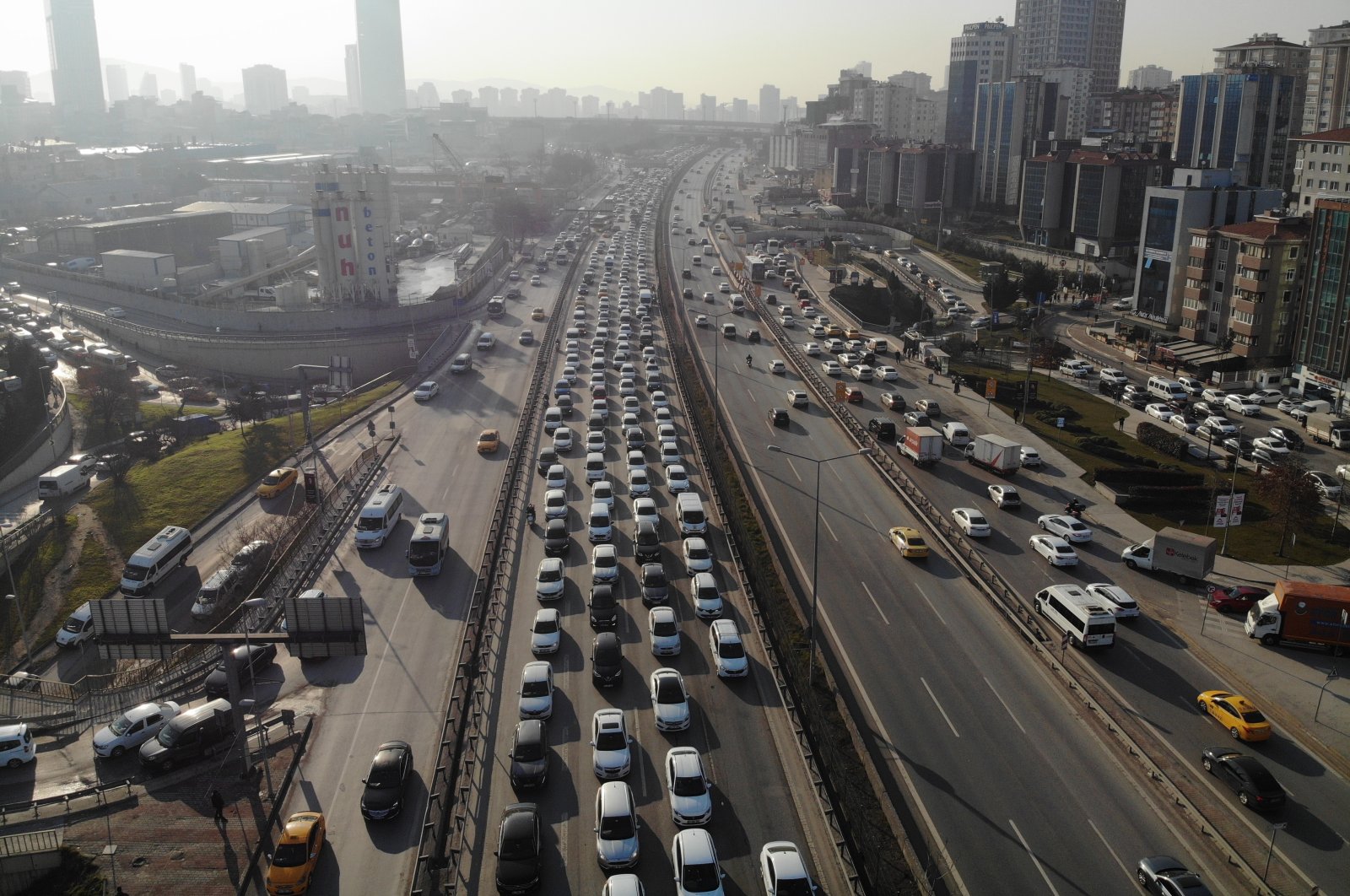 A view of traffic on the D-100 highway in Istanbul, Turkey, March 28, 2022. (IHA PHOTO)