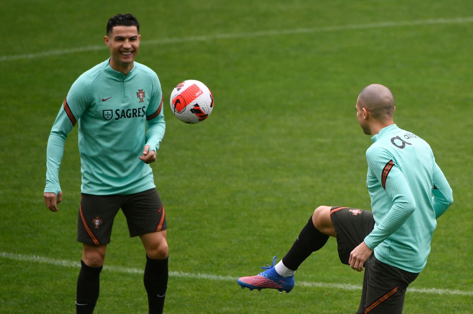 Portugal&#039;s Cristiano Ronaldo (L) and Pepe attend a training session, Porto, Portugal, March 28, 2022. (AFP Photo)