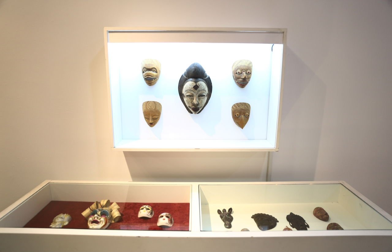 Koleksi topeng dipajang di pameran 'My Collection', Istanbul, Turki.  (Foto milik Kotamadya Küçükçekmece)