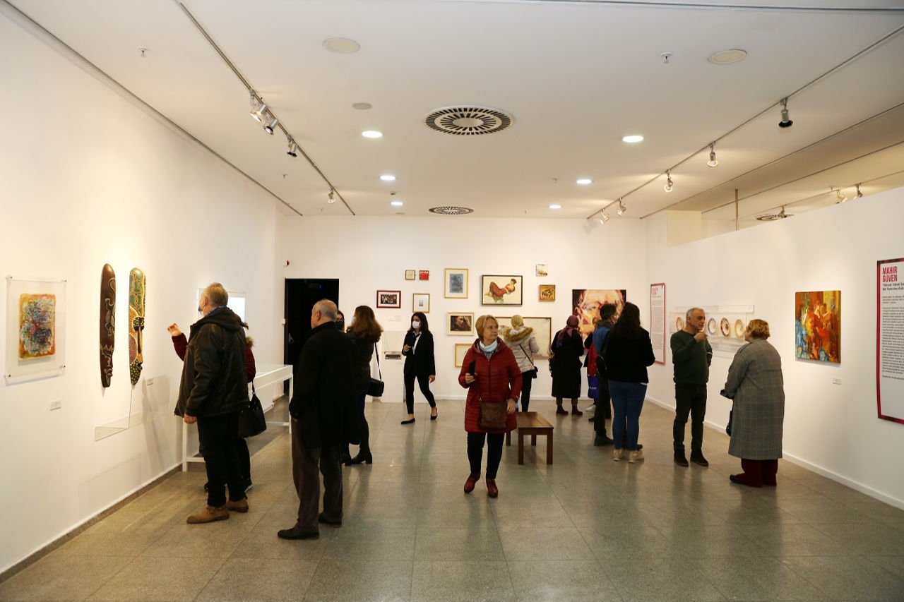 Orang-orang melihat karya seni yang ditampilkan di pameran 'Koleksi Saya', Istanbul, Turki.  (Foto milik Kotamadya Küçükçekmece)