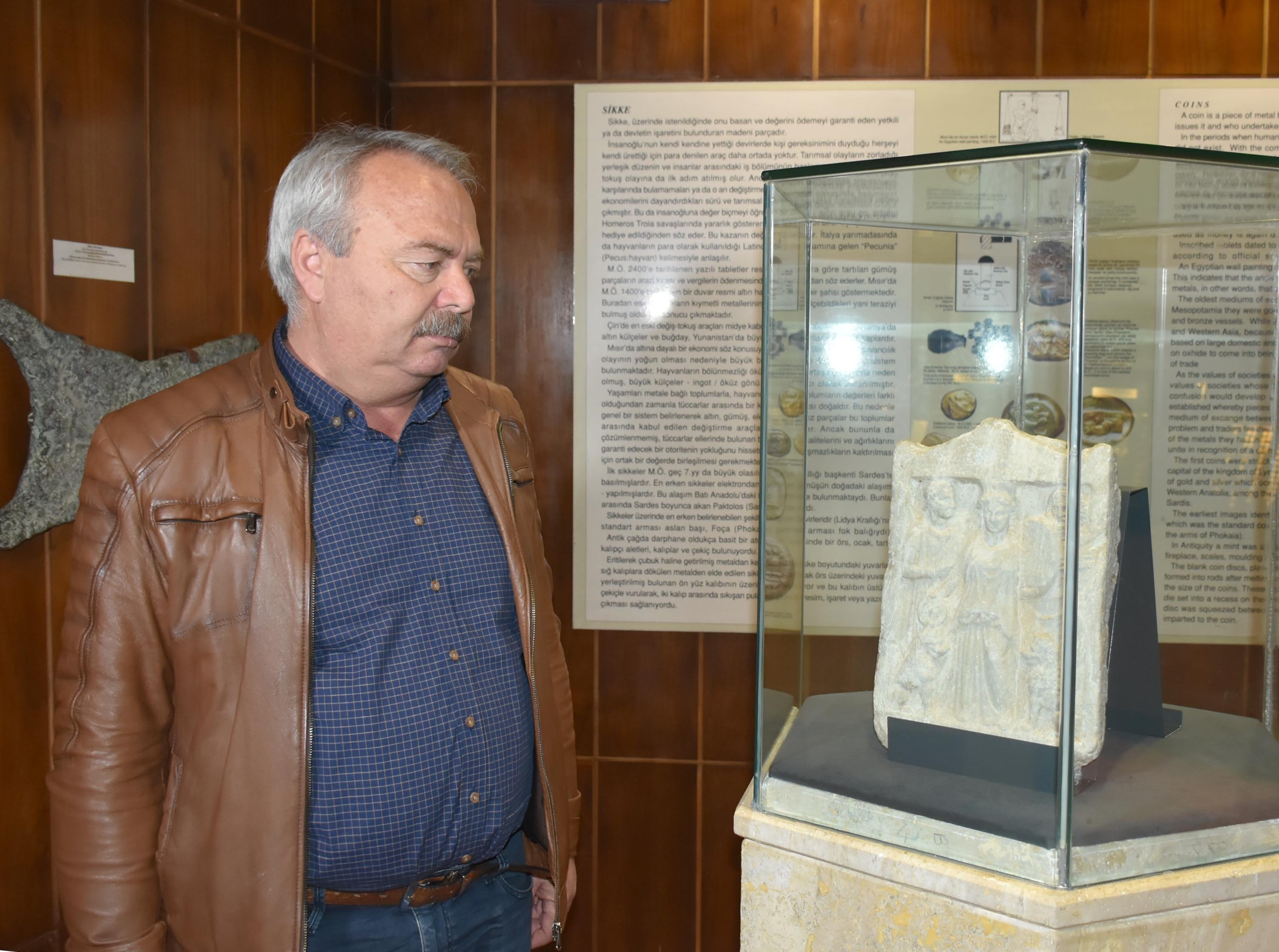 Direktur Museum Izmir Cengiz Topal berdiri di samping prasasti marmer berusia 2.200 tahun yang ditemukan di kota kuno Ephesus, Izmir, Turki, 29 Maret 2022. (DHA Photo)