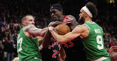 Raptors' Pascal Siakam (C) grabs a rebound from Celtics' Daniel Theis (L) and guard Derrick White during an NBA game, Toronto, Canada, March 28, 2022. (Reuters Photo)