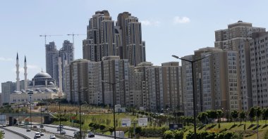 Residential towers are seen next to the newly built Mimar Sinan mosque (L) in Ataşehir on the Asian side of Istanbul, Turkey, Sept. 4, 2012. (Reuters Photo)